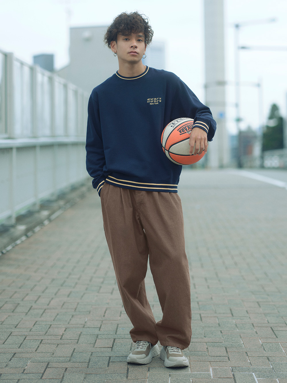 ミ✰ Shop looks for「Sweatshirt | Logo、Denim Carrot Pants」| GU US