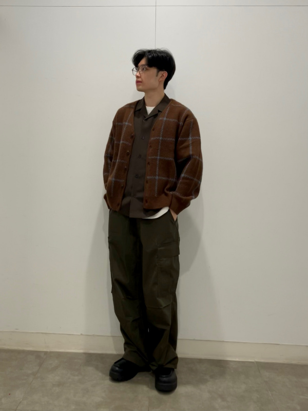 ブラッシーニットVネックカーディガン(チェック)（メンズ）の着用