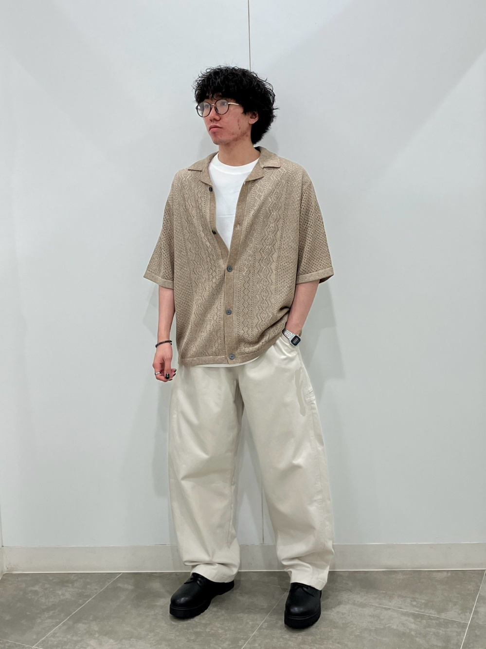 カバーオールジャケット、フランネルシャツ(チェックC)」の着用