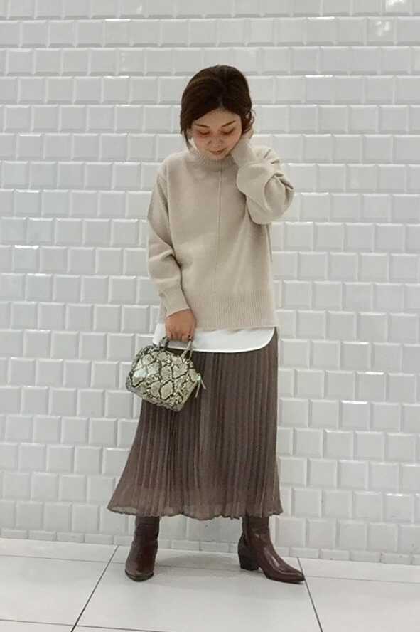 プリーツロングスカートとスクエアミニバッグ Eのコーデ Gu公式 Styling Book