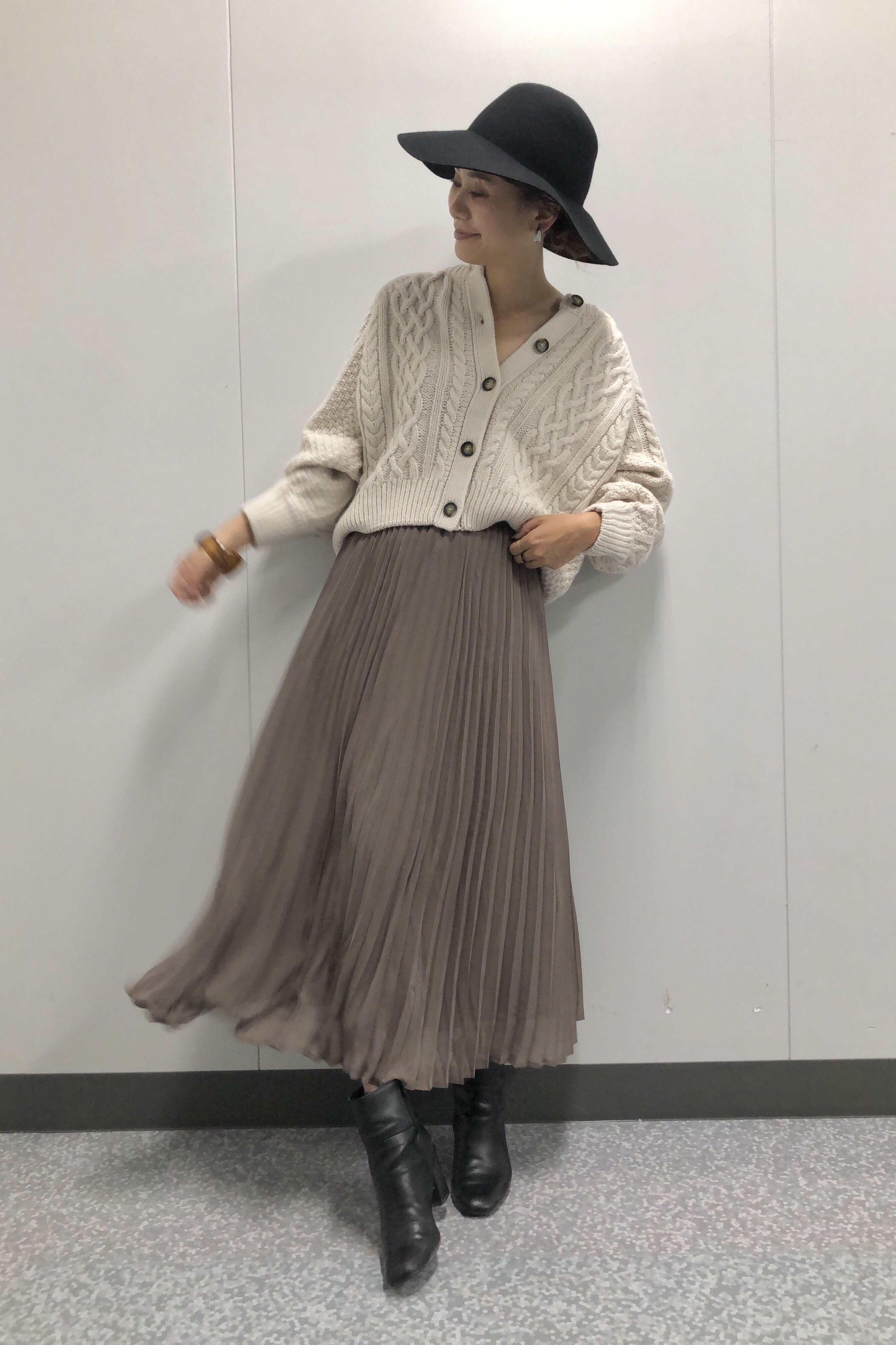 ケーブルコクーンカーディガン 長袖 とプリーツロングスカートのコーデ Gu公式 Styling Book