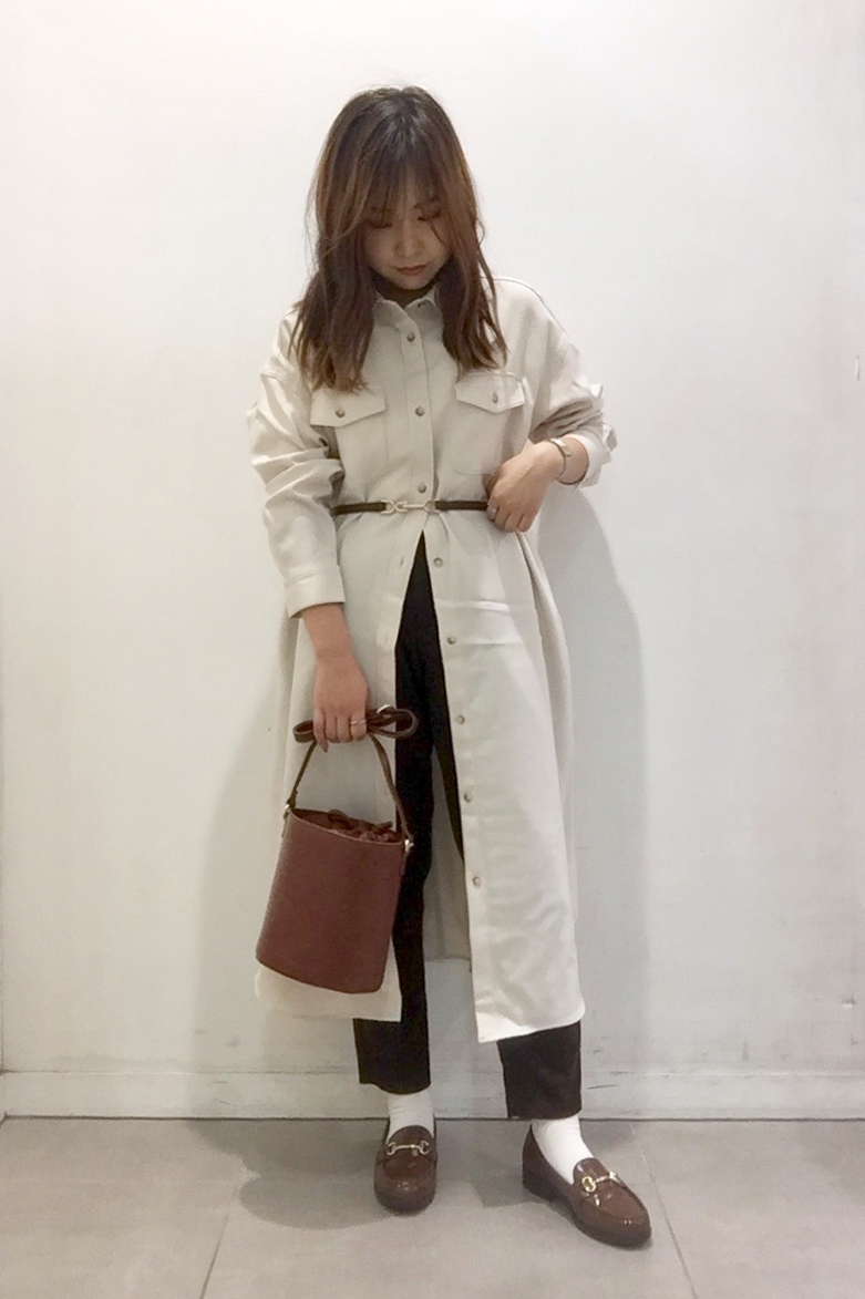 ダブルポケットワークシャツワンピース 長袖 とライトコーデュロイタックテーパードパンツ セットアップ可能 のコーデ Gu公式 Styling Book