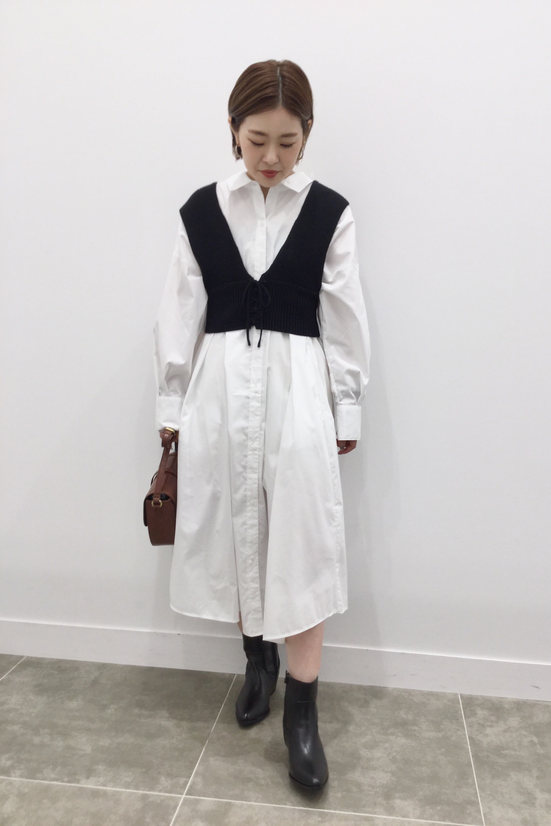 Aラインシャツワンピース 長袖 と2wayレースアップニットビスチェqのコーデ Gu公式 Styling Book