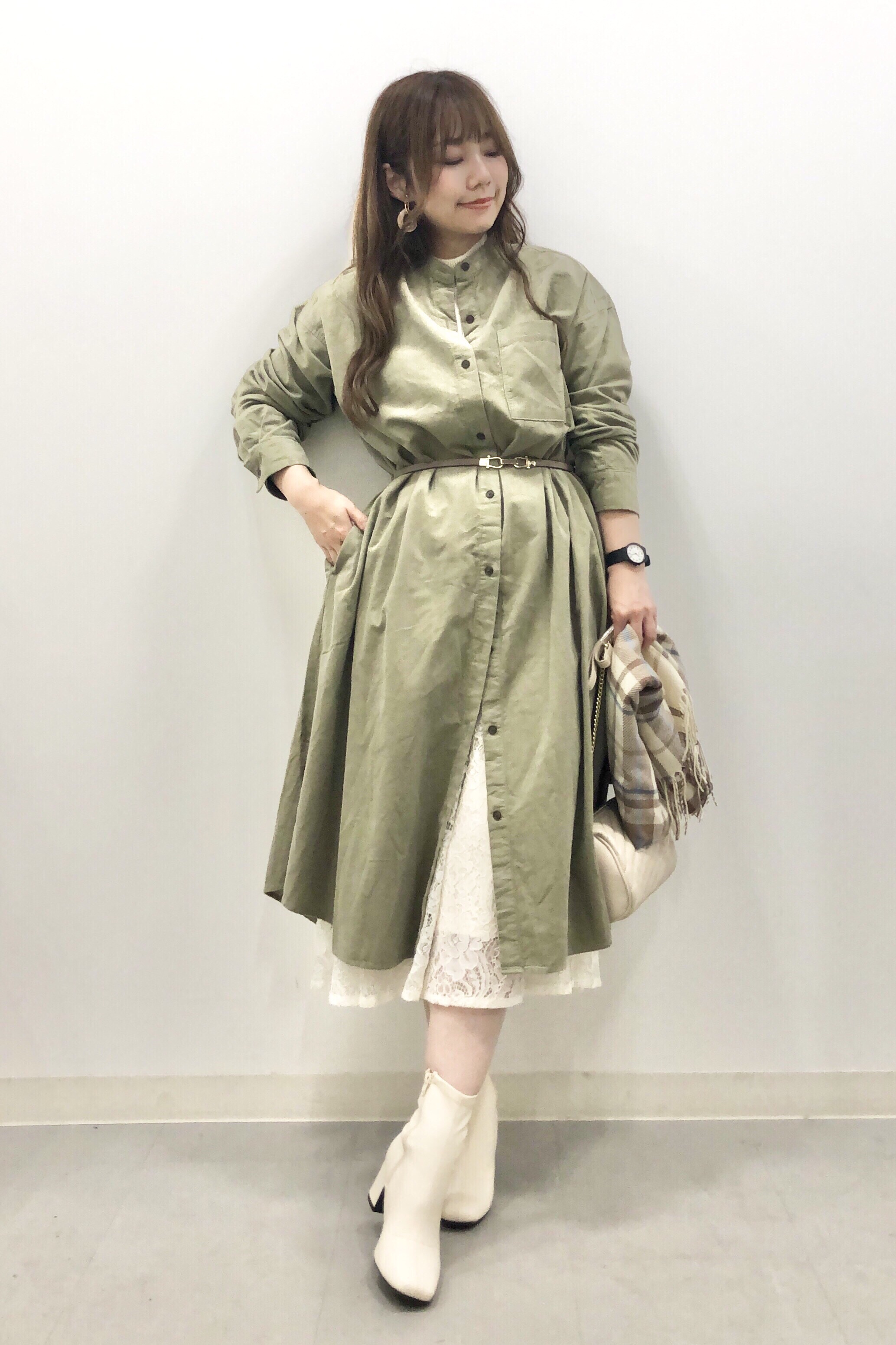 コーデュロイシャツワンピース 長袖 Sd Eとリブハイネックセーター 長袖 のコーデ Gu公式 Styling Book