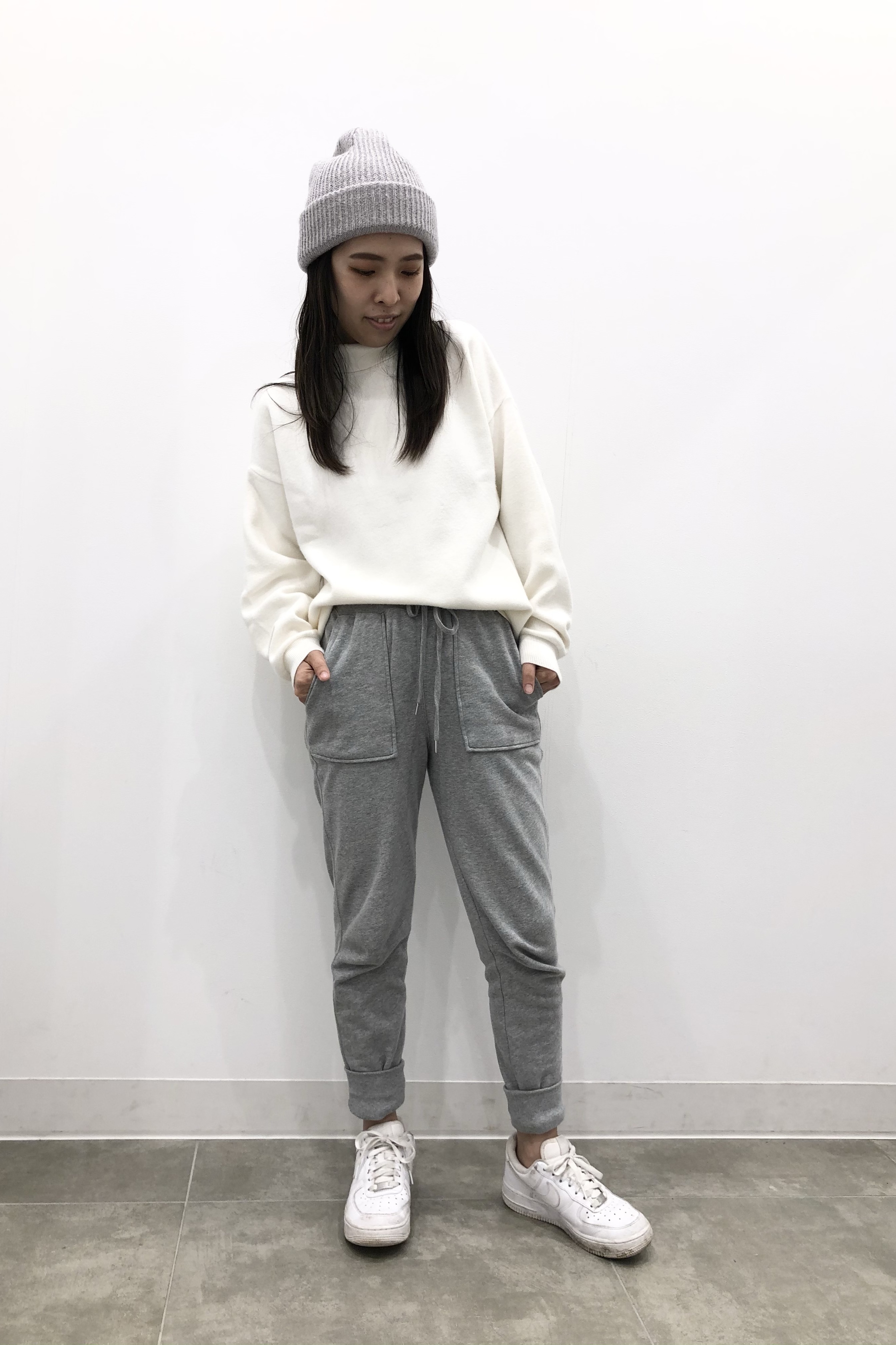 スウェットライクタートルネックセーター 長袖 とニットキャップ Eのコーデ Gu公式 Styling Book