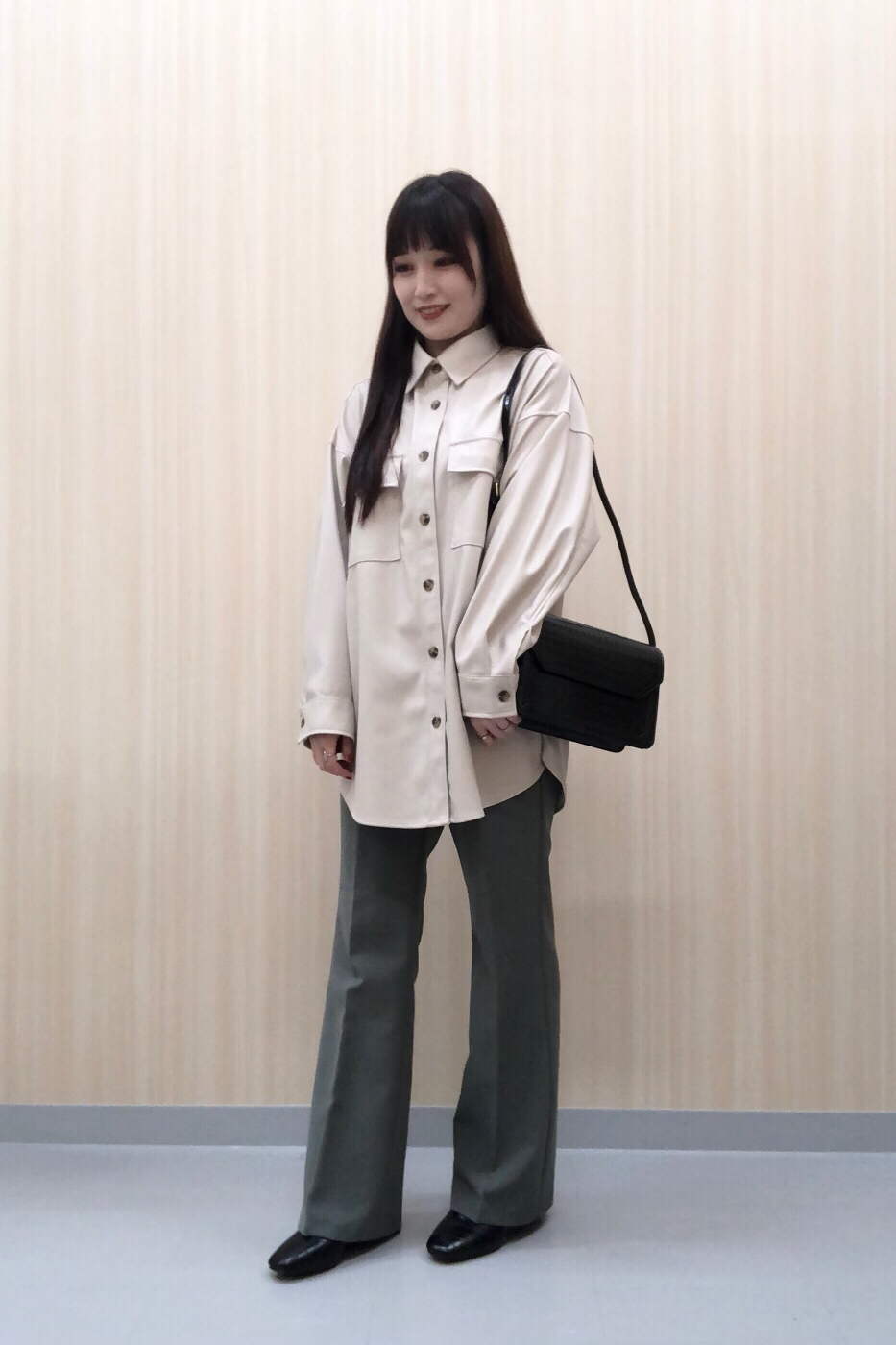 フェイクレザーダブルポケットシャツ(長袖)とストレッチフレアパンツQのコーデ | GU公式 STYLING BOOK フェイクレザーダブルポケットシャツ(長袖)とストレッチフレアパンツQのコーデ | GU公式 STYLING BOOK