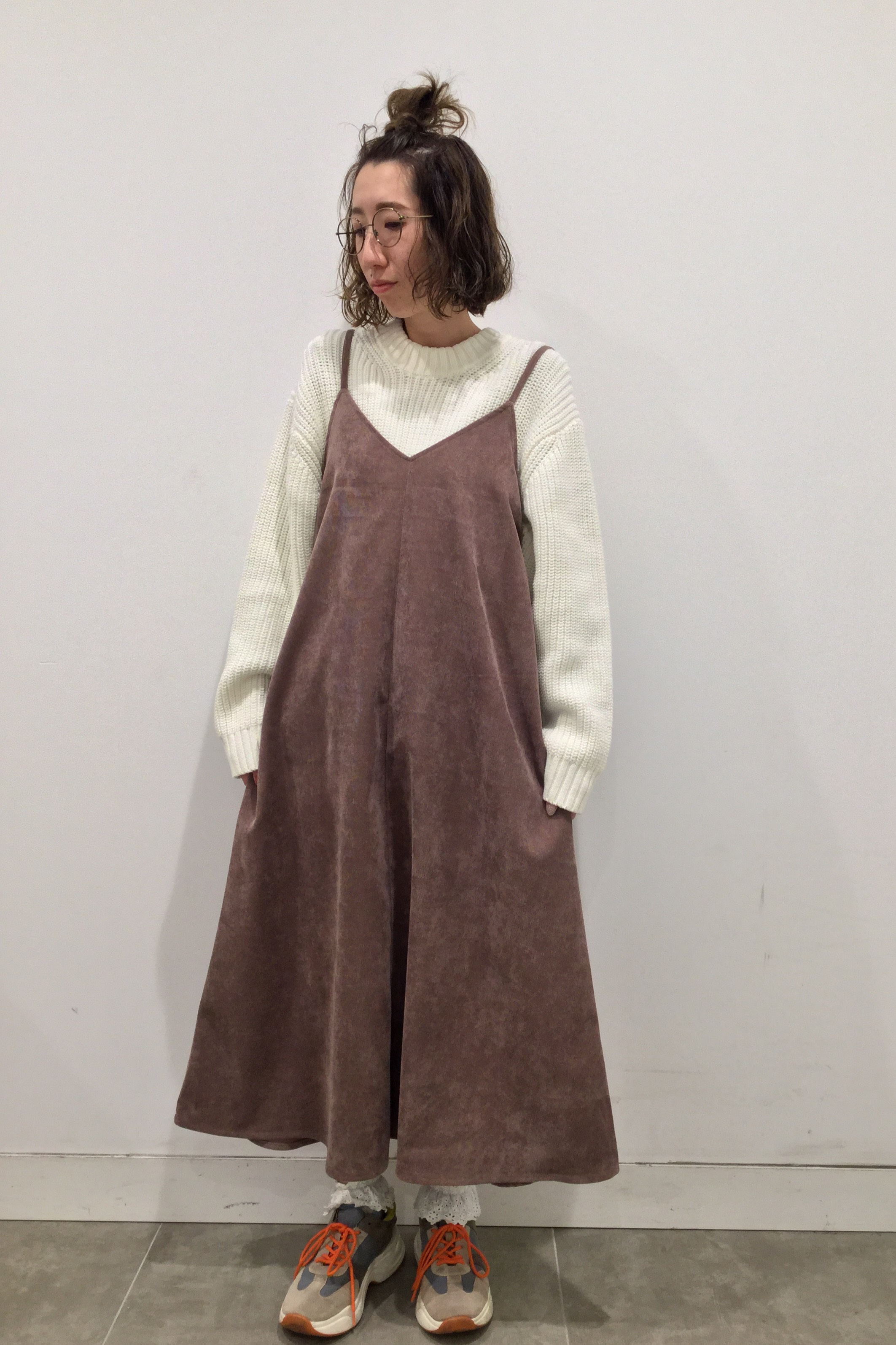 コーデュロイキャミソールワンピースとローゲージワイドフィットクルーネックセーター 長袖 Nt Eのコーデ Gu公式 Styling Book