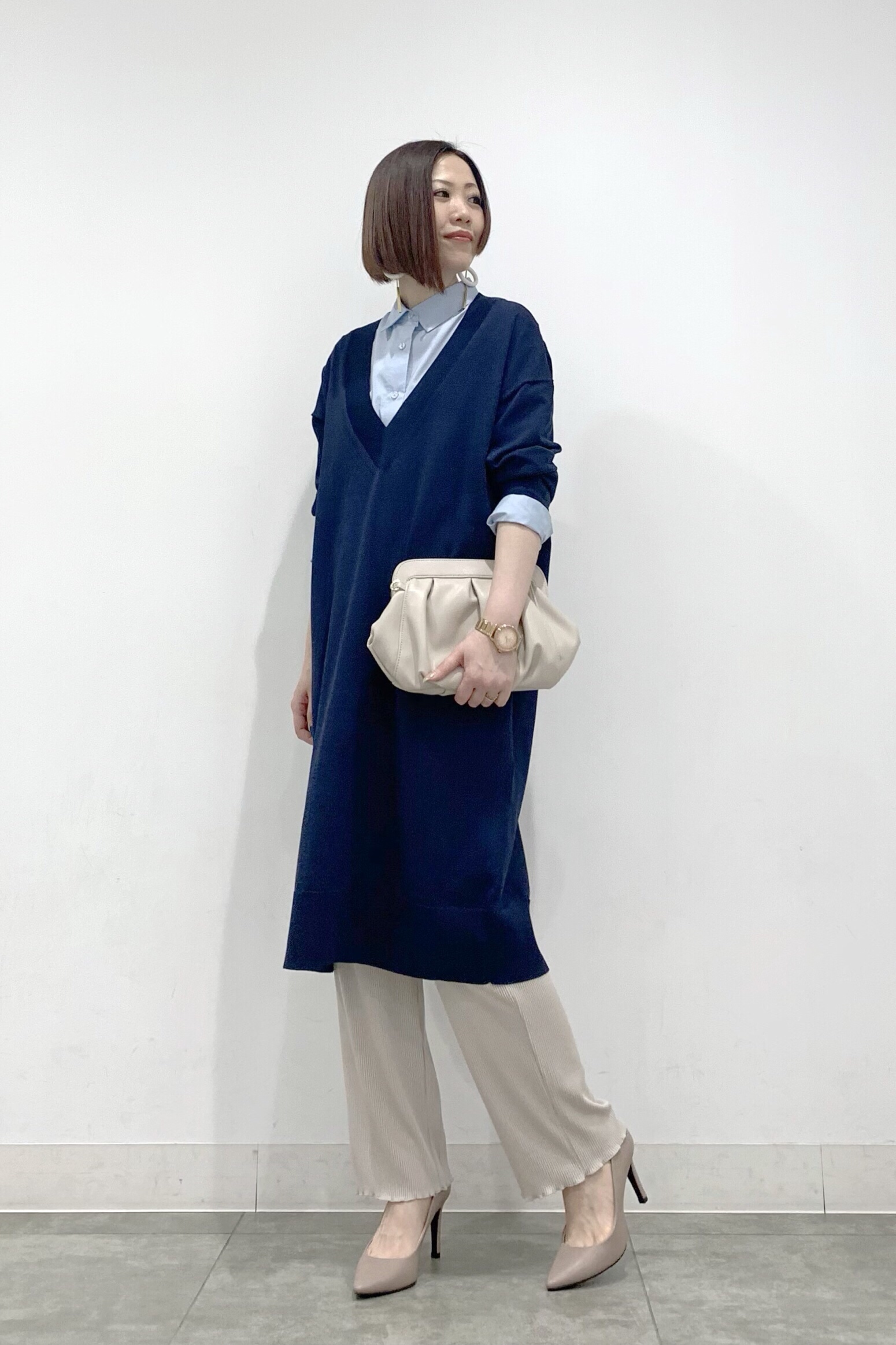 Vネックニットワンピース 長袖 Sd Eとオーバーサイズロングシャツ 長袖 のコーデ Gu公式 Styling Book