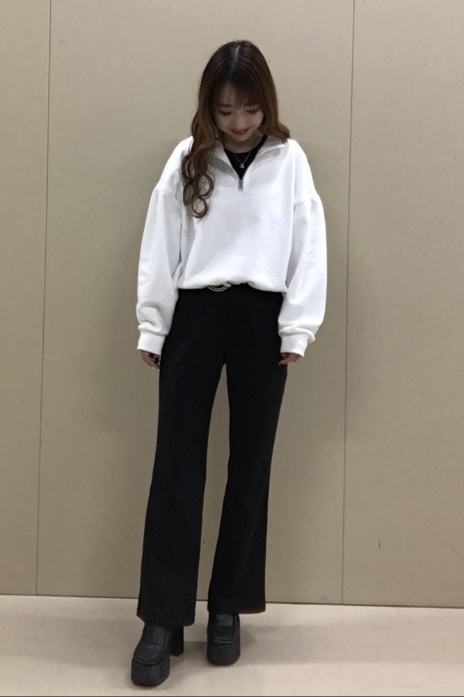 ハーフジップスウェットプルオーバー 長袖 Yg Eとカットソーカラーフレアスラックスのコーデ Gu公式 Styling Book