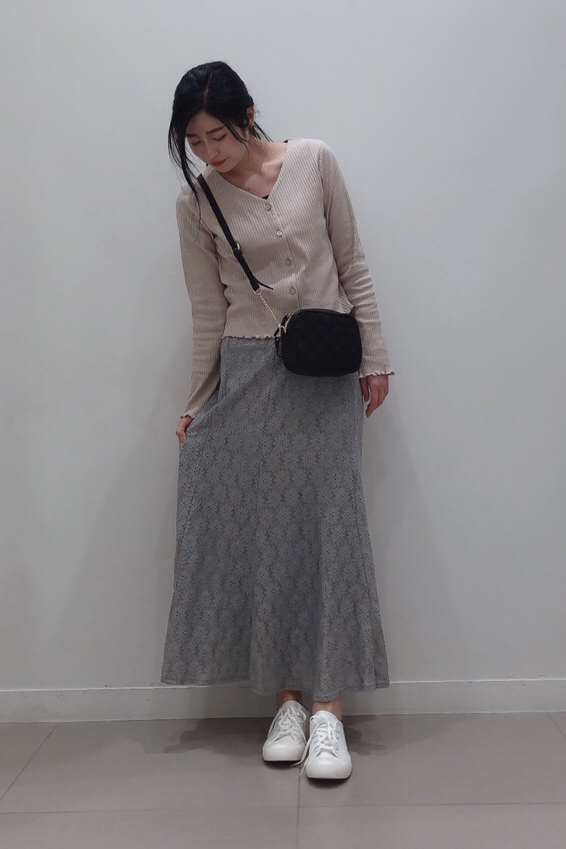 リブメローカーディガン 長袖 とレースマーメイドフレアスカートのコーデ Gu公式 Styling Book