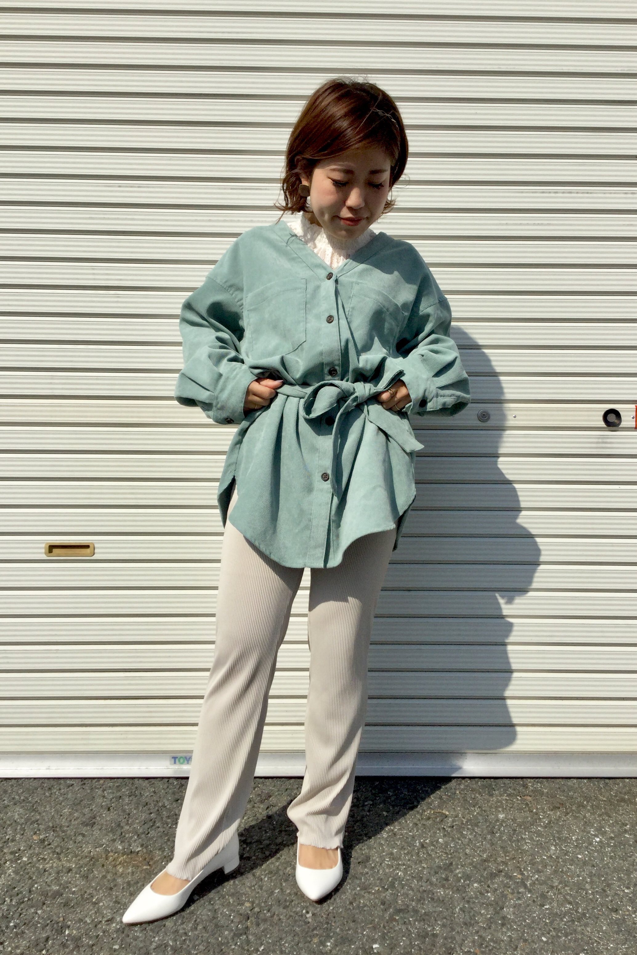 コーデュロイオーバーサイズシャツ 長袖 とレースインナーt 長袖 のコーデ Gu公式 Styling Book