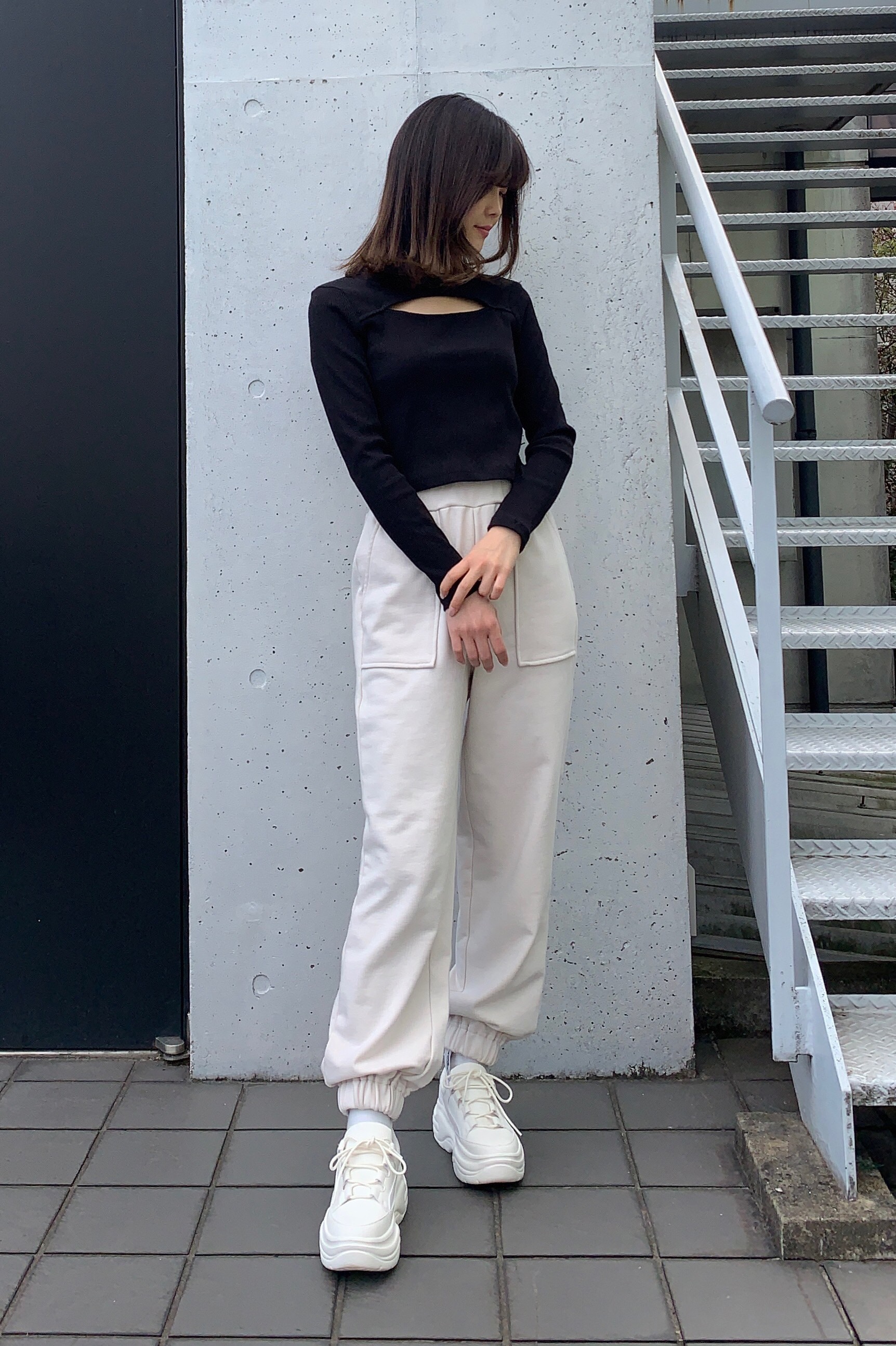 クロップドカットアウトt 長袖 Yg Eとスウェットジョガーパンツosq Ecのコーデ Gu公式 Styling Book