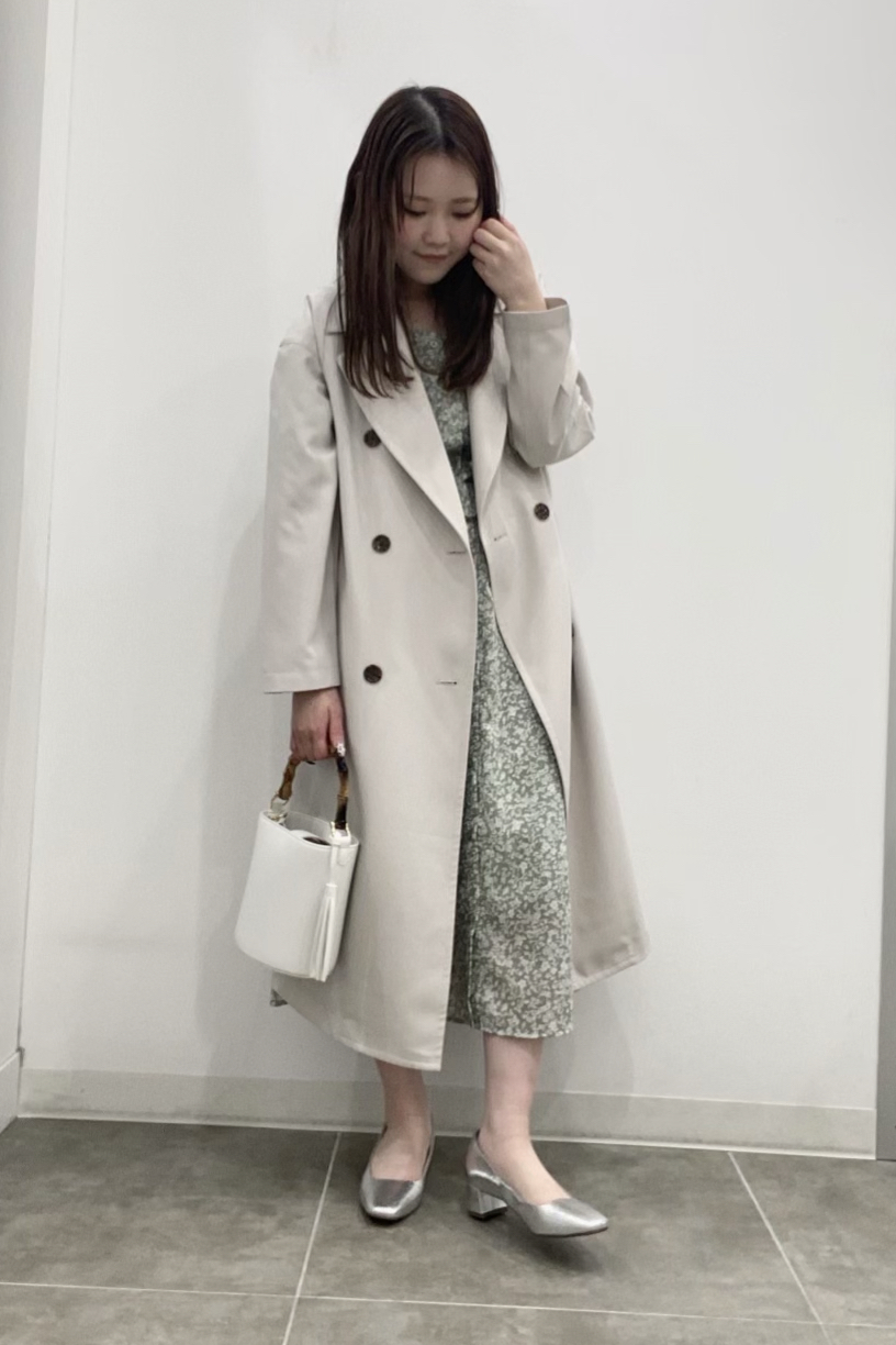 フラワープリントワイドネックワンピース 7分袖 とオーバーサイズトレンチコートzのコーデ Gu公式 Styling Book