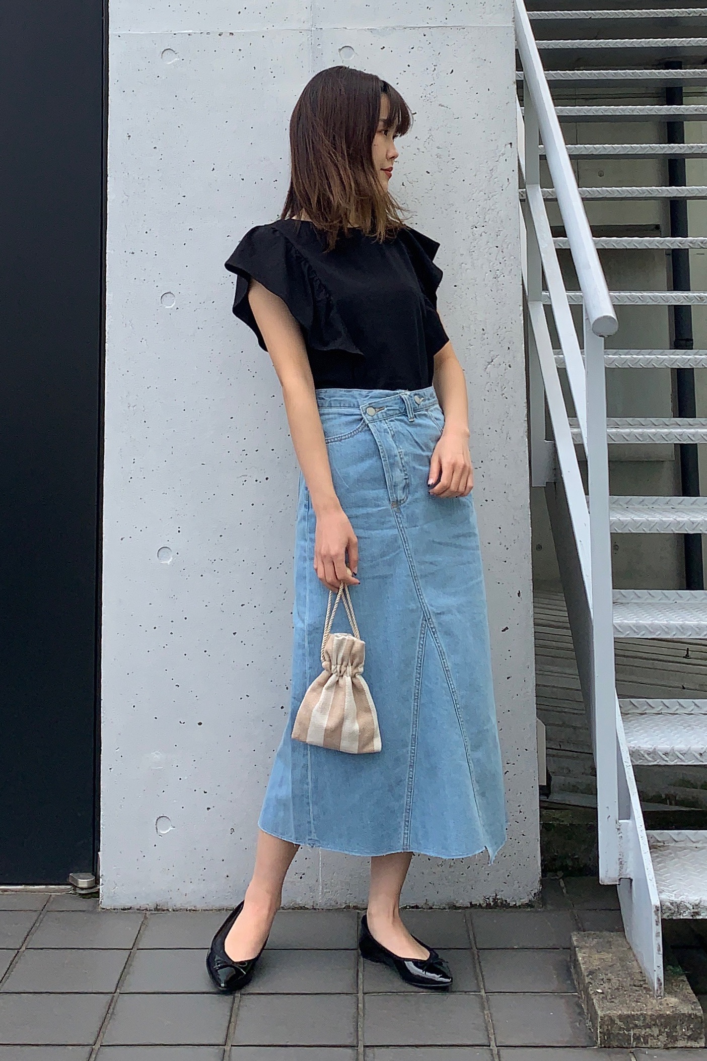 ラッフルデザインt 半袖 とデニムカットオフミディスカートsd Xのコーデ Gu公式 Styling Book