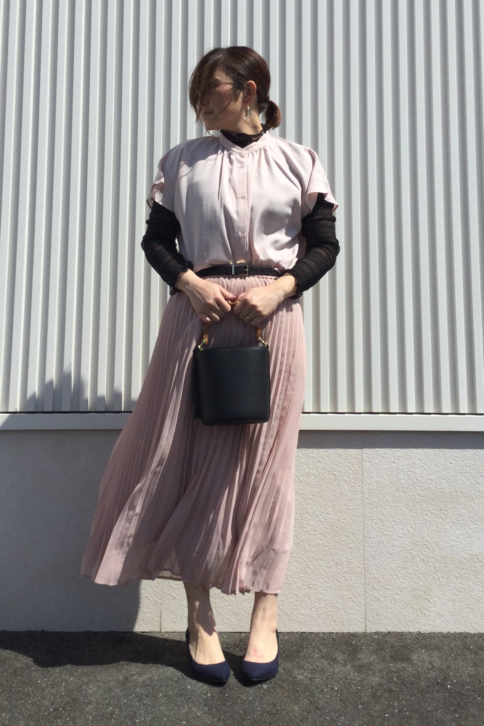 シアーハイネックt 長袖 とエアリーバンドカラーシャツ 半袖 のコーデ Gu公式 Styling Book