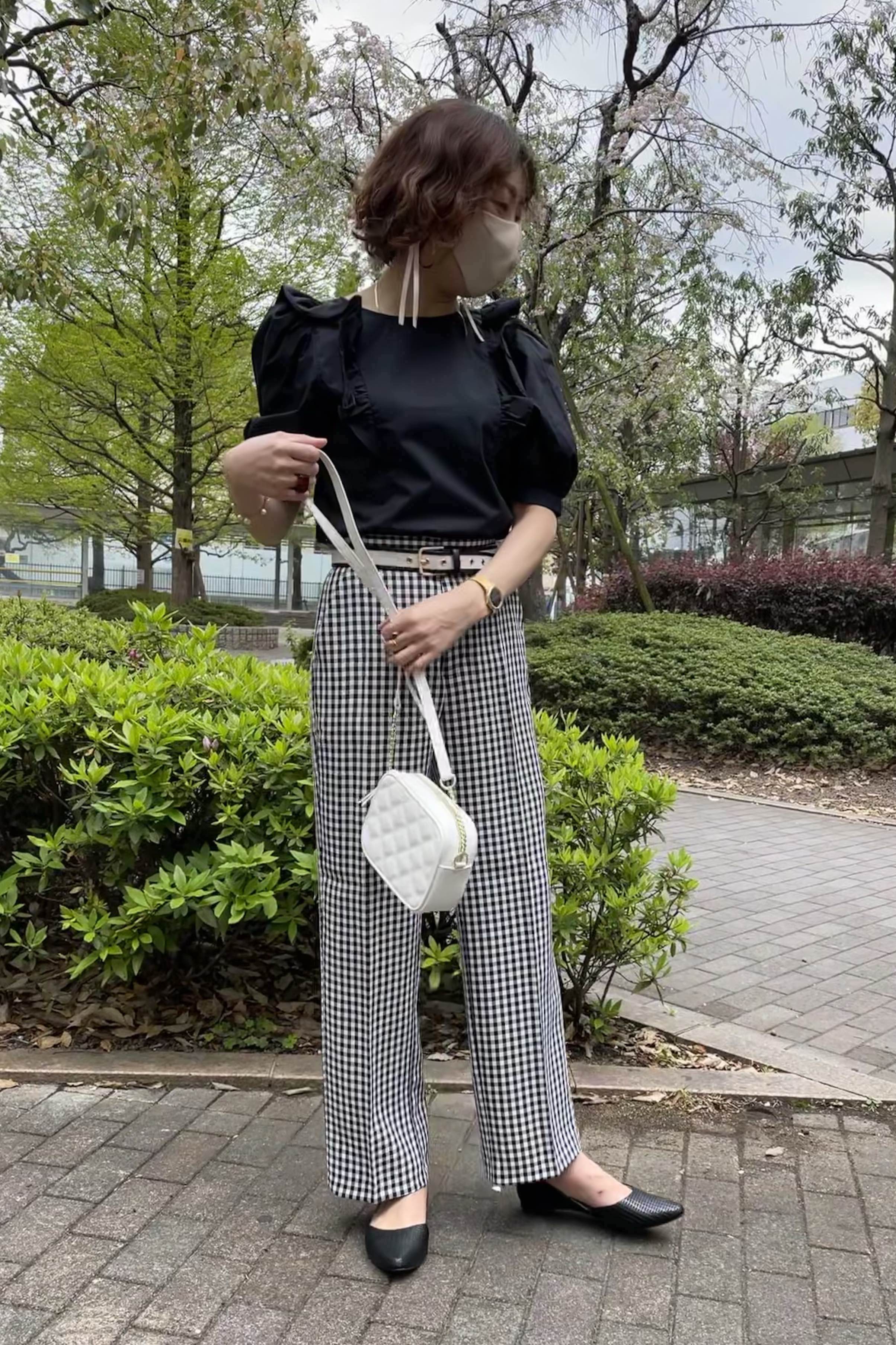 2wayラッフルパフスリーブブラウス 5分袖 とギンガムチェックストレートパンツのコーデ Gu公式 Styling Book