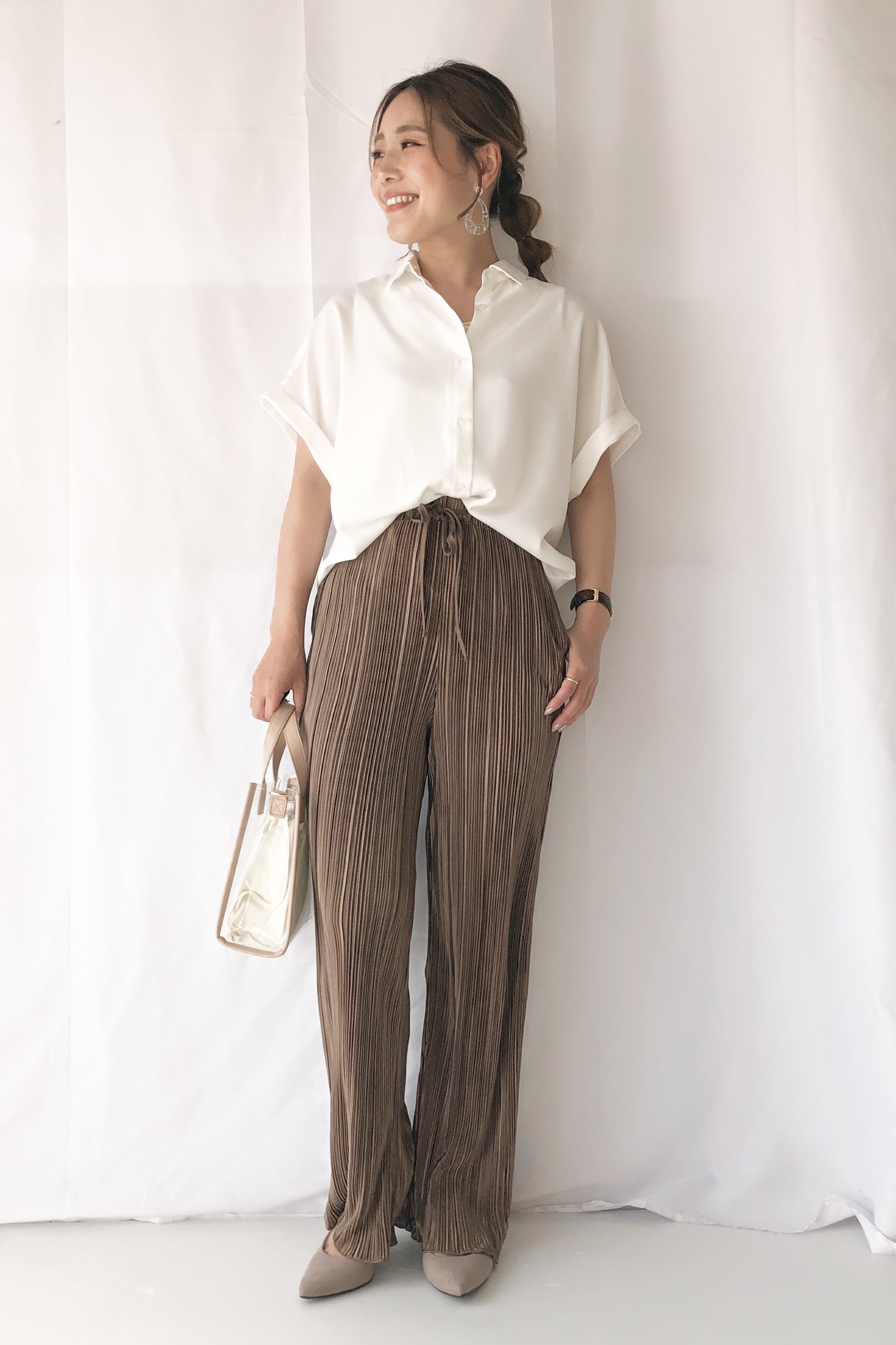 エアリーシャツ 半袖 とランダムプリーツドローストリングパンツのコーデ Gu公式 Styling Book