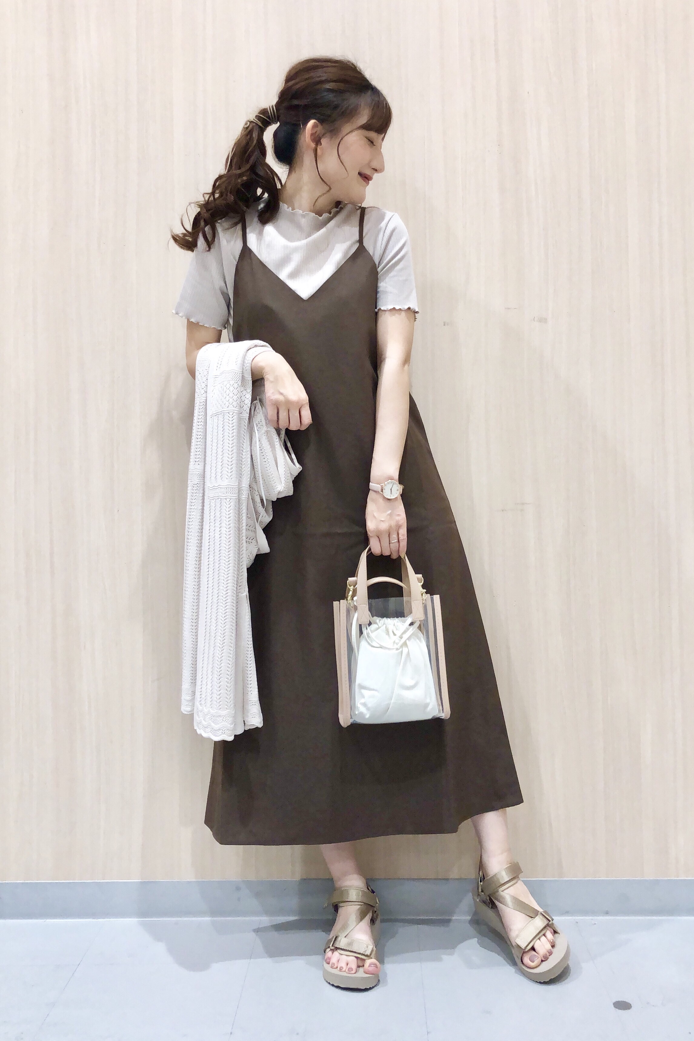 シアーシャツワンピース 長袖 とvネックキャミソールワンピースのコーデ Gu公式 Styling Book