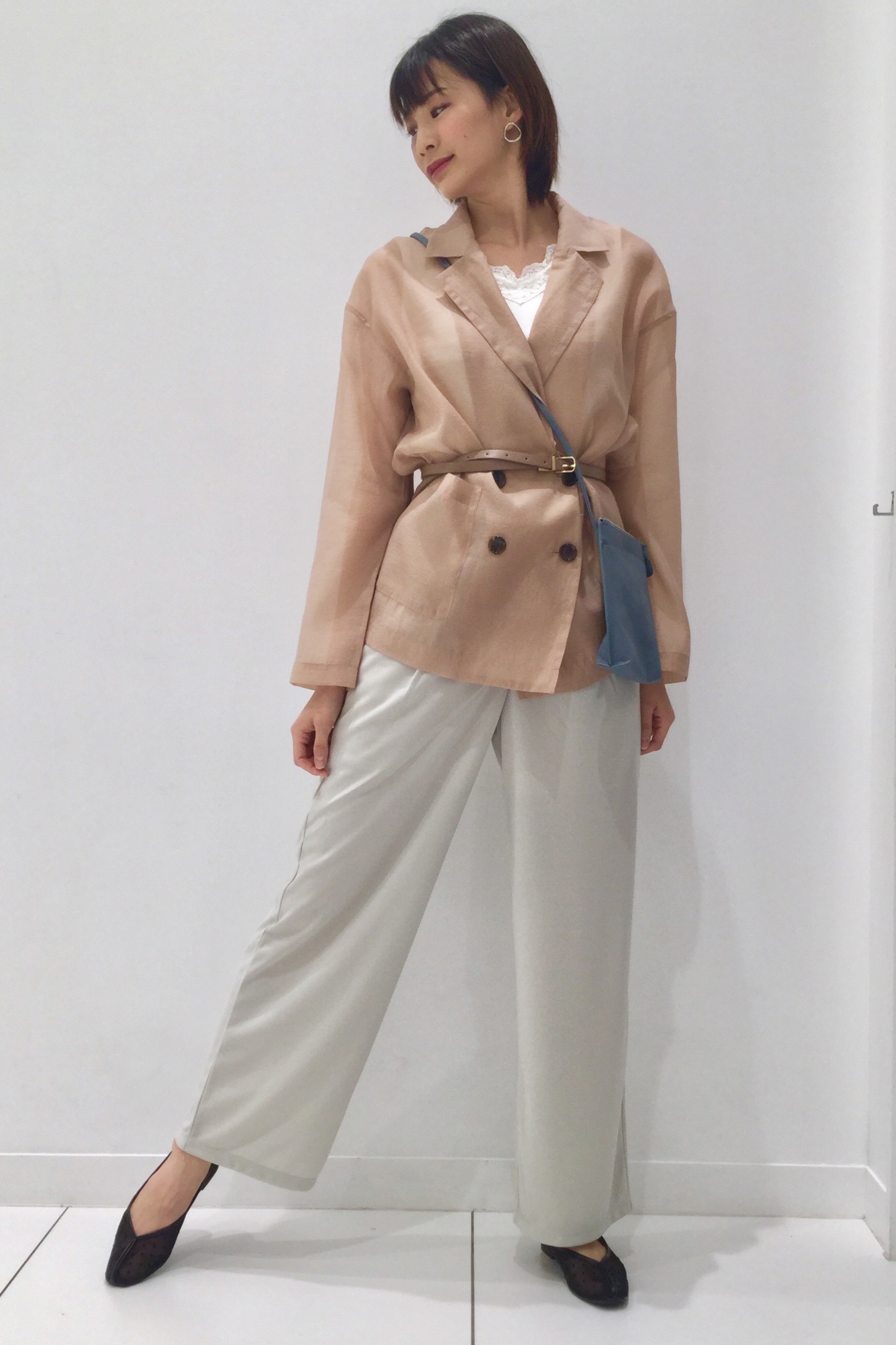 レースタンクトップとシアーテーラードジャケットのコーデ Gu公式 Styling Book