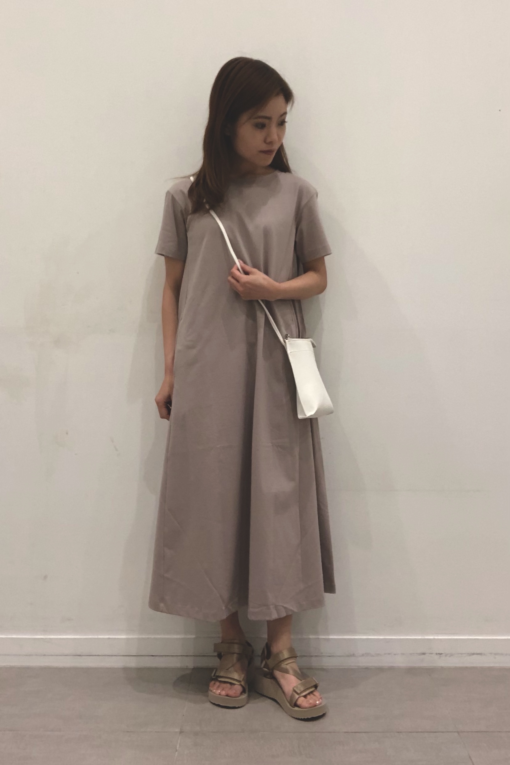マーセライズドaラインワンピース 半袖 とレザータッチネックポーチのコーデ Gu公式 Styling Book