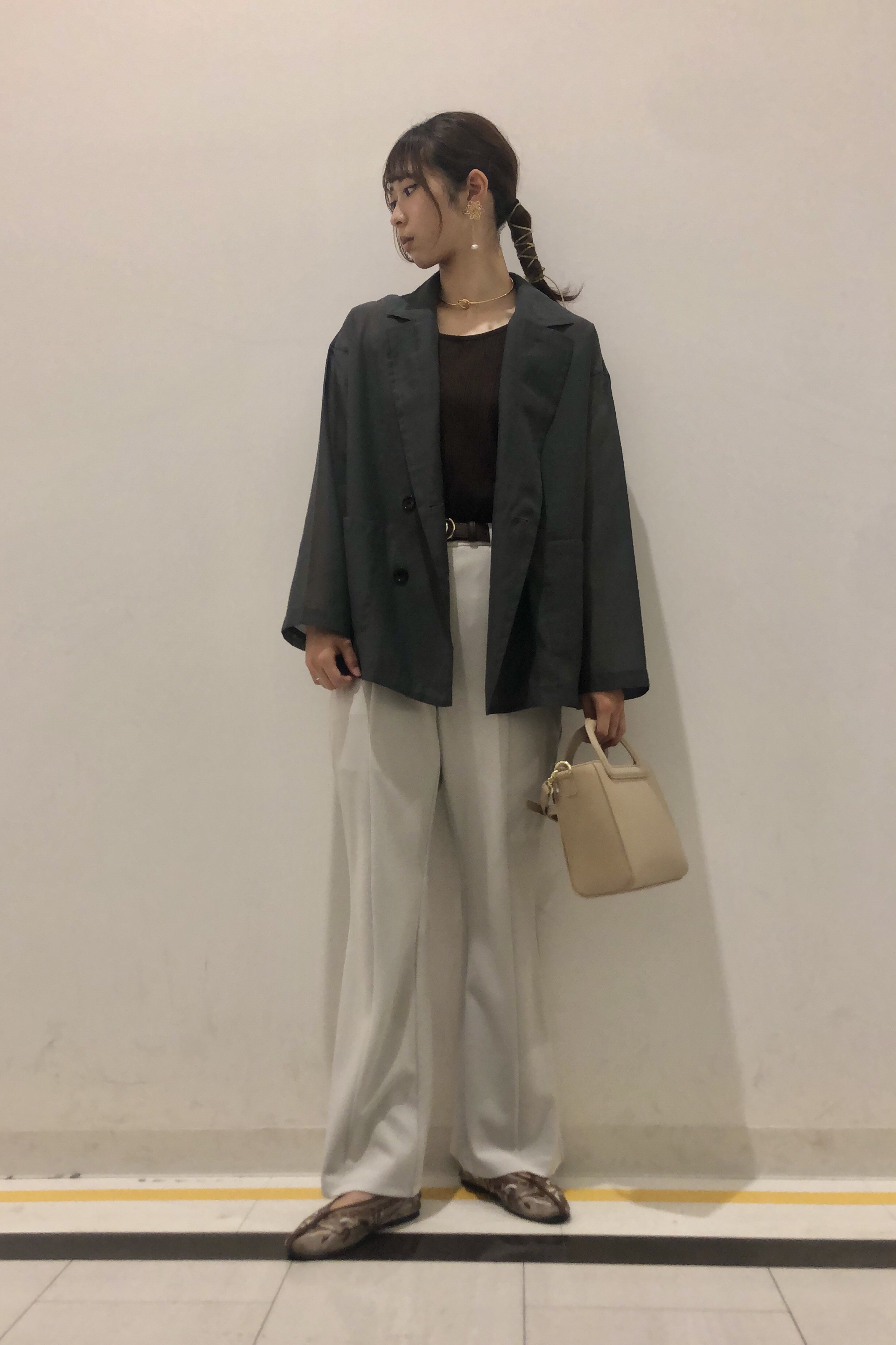 リブ2wayタンクトップとシアーテーラードジャケットのコーデ Gu公式 Styling Book