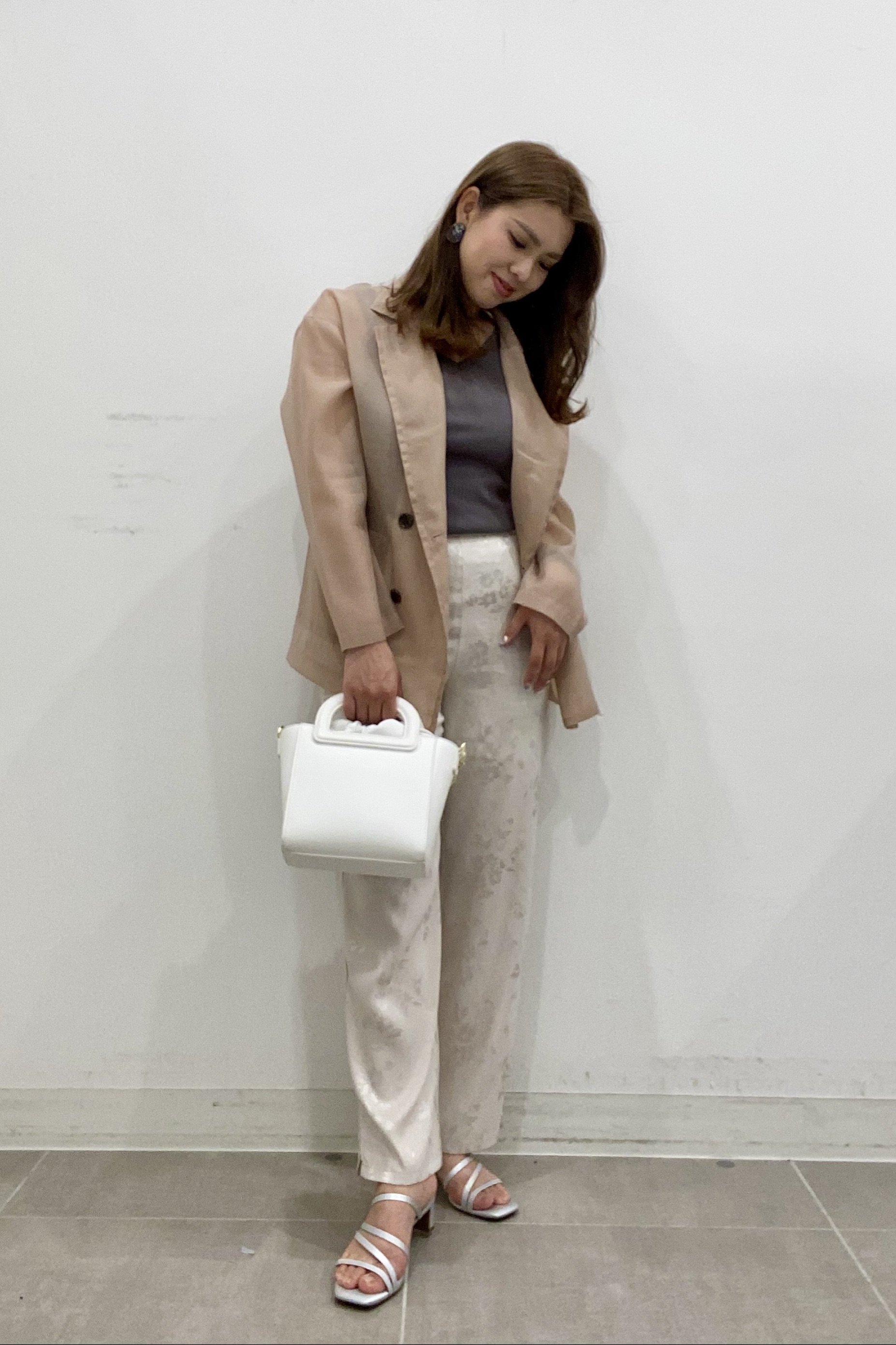 リブ2wayタンクトップとシアーテーラードジャケットのコーデ Gu公式 Styling Book