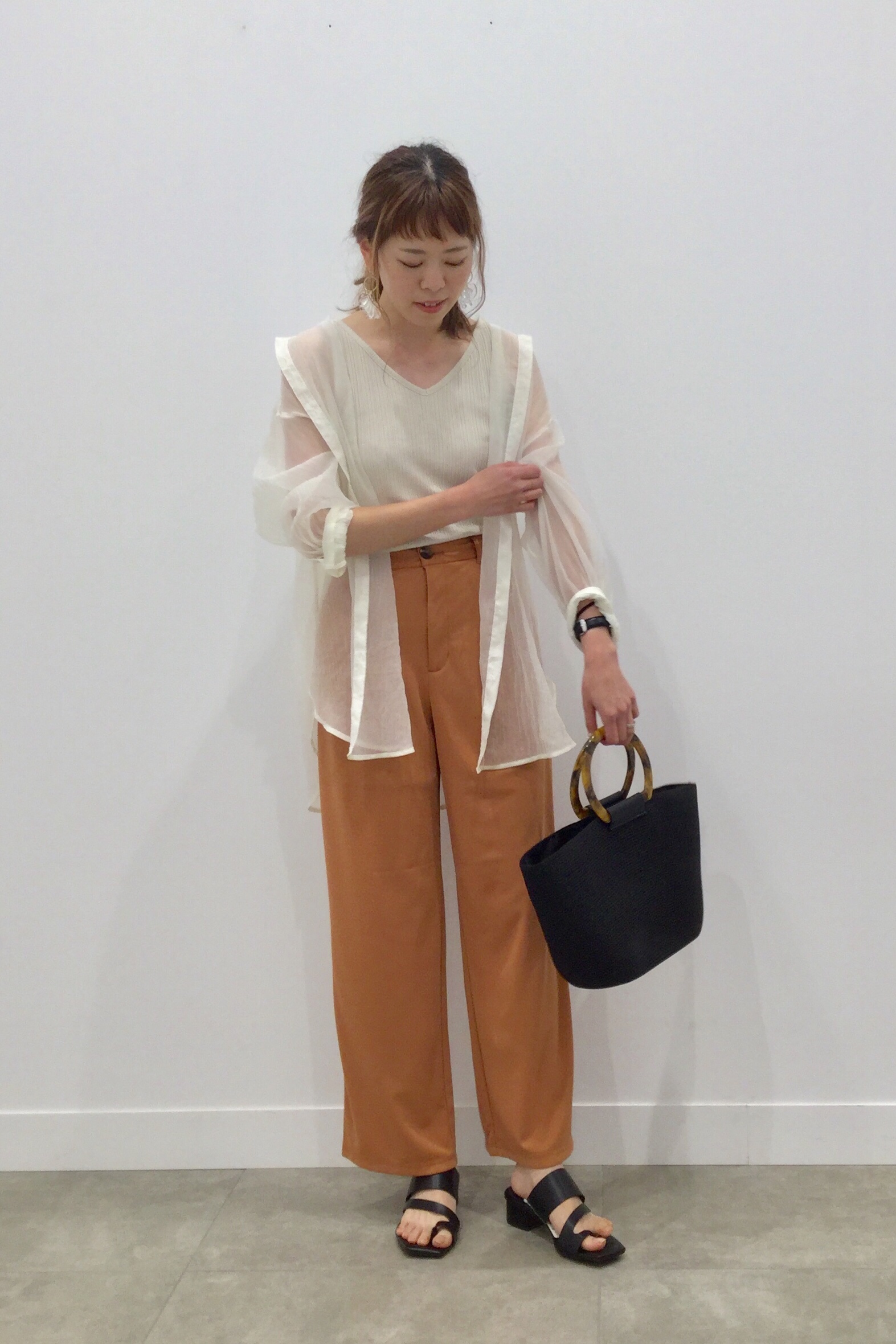 シアーロングシャツ 長袖 とリブ2wayタンクトップのコーデ Gu公式 Styling Book