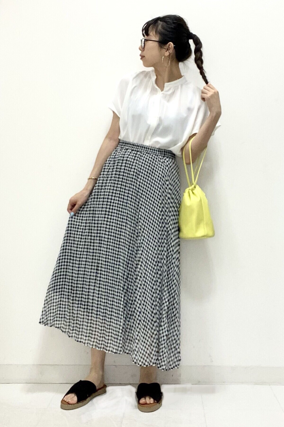 エアリーバンドカラーシャツ 半袖 とプリーツロングスカート ギンガム のコーデ Gu公式 Styling Book