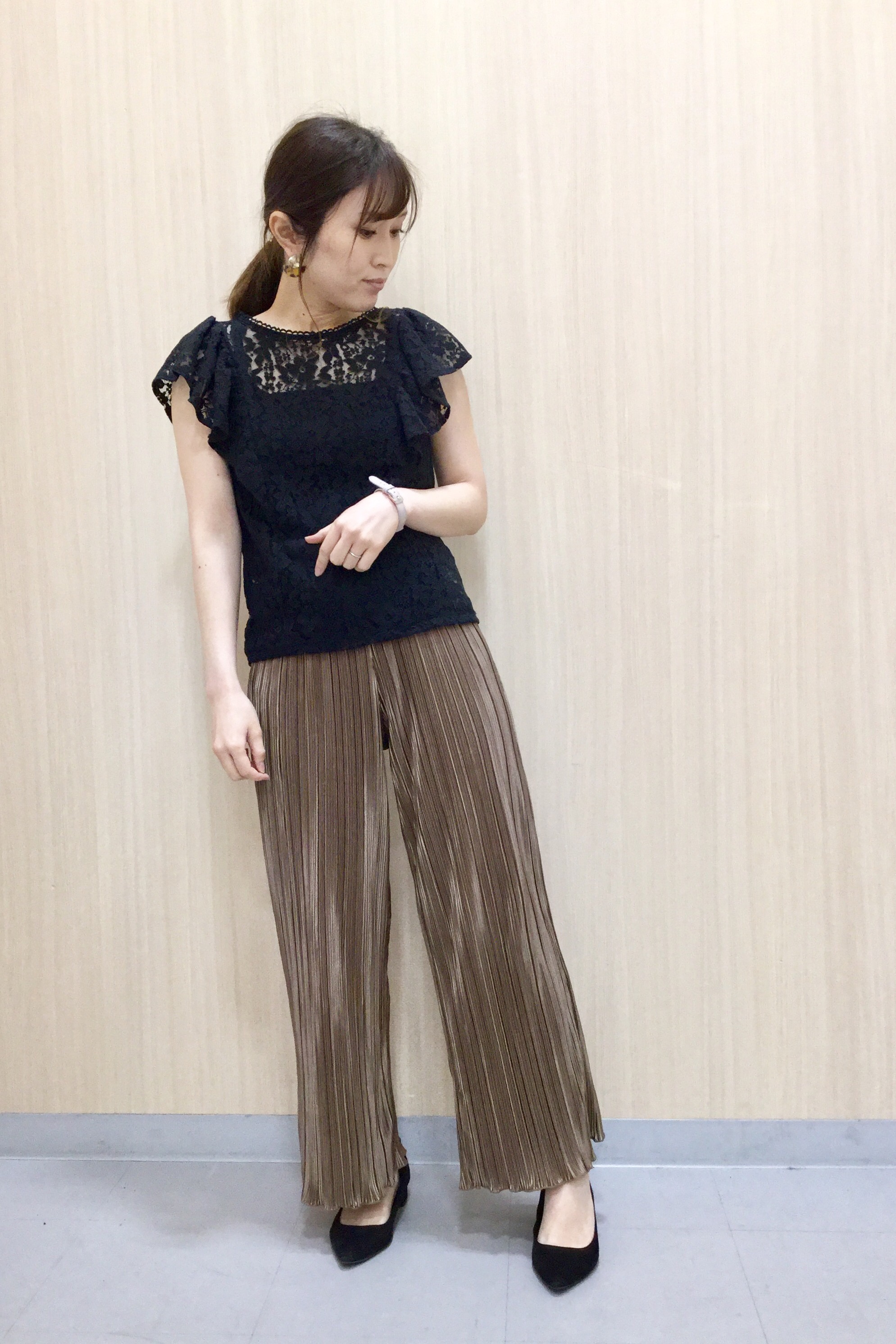 レースラッフルデザインt 半袖 とランダムプリーツドローストリングパンツのコーデ Gu公式 Styling Book