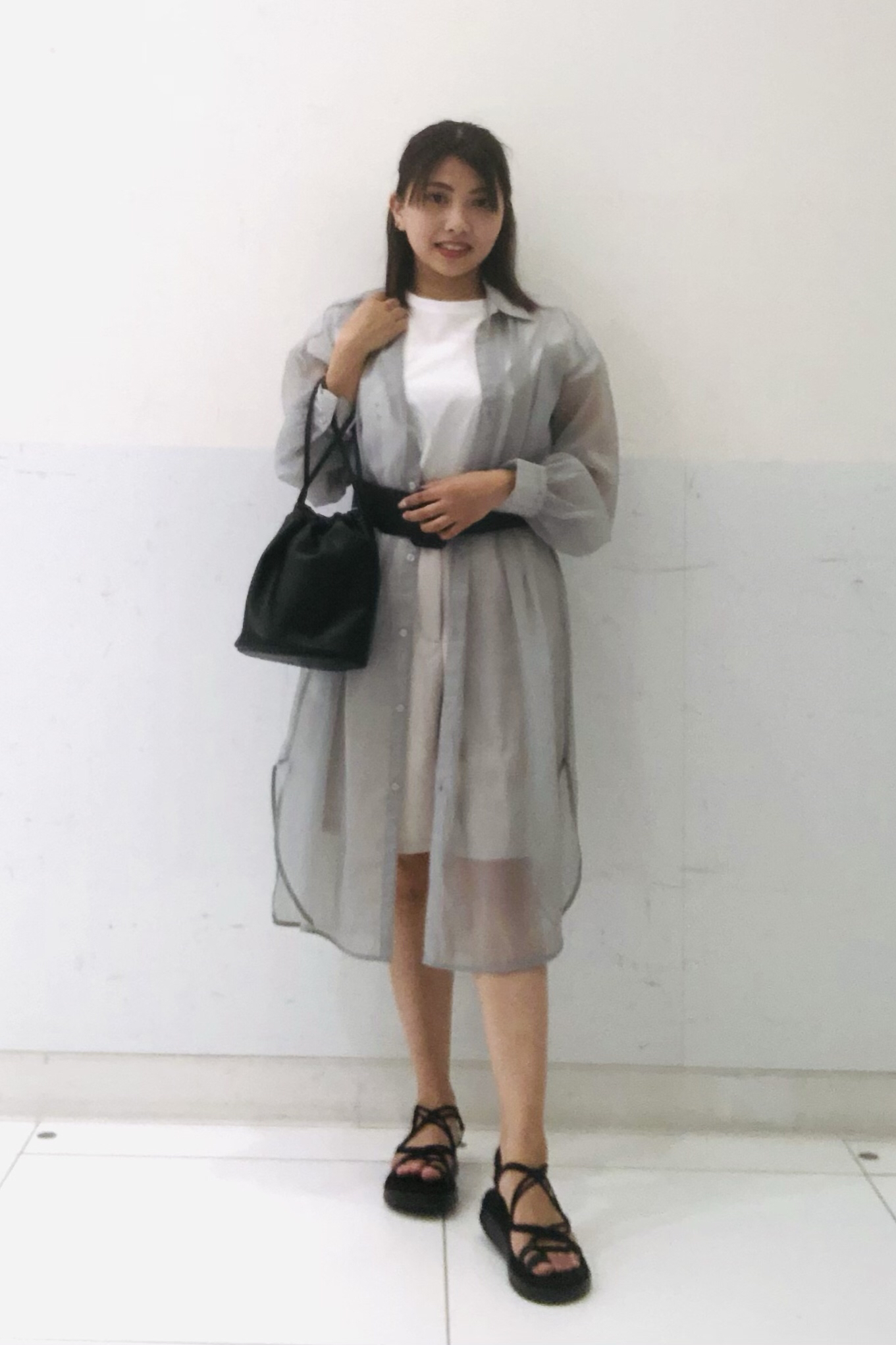 シアーシャツワンピース 長袖 とマーセライズドt 半袖 のコーデ Gu公式 Styling Book