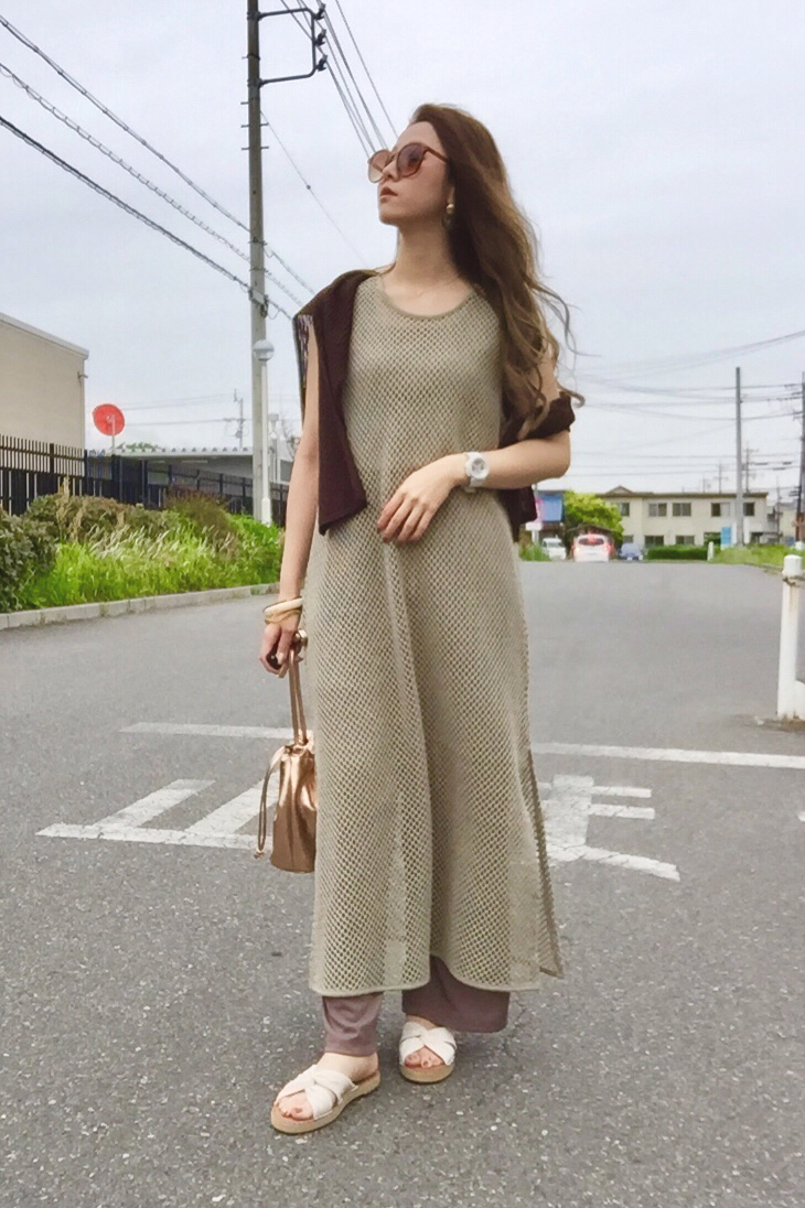 メッシュワンピース ノースリーブ とリブスクエアネックニットタンクトップのコーデ Gu公式 Styling Book