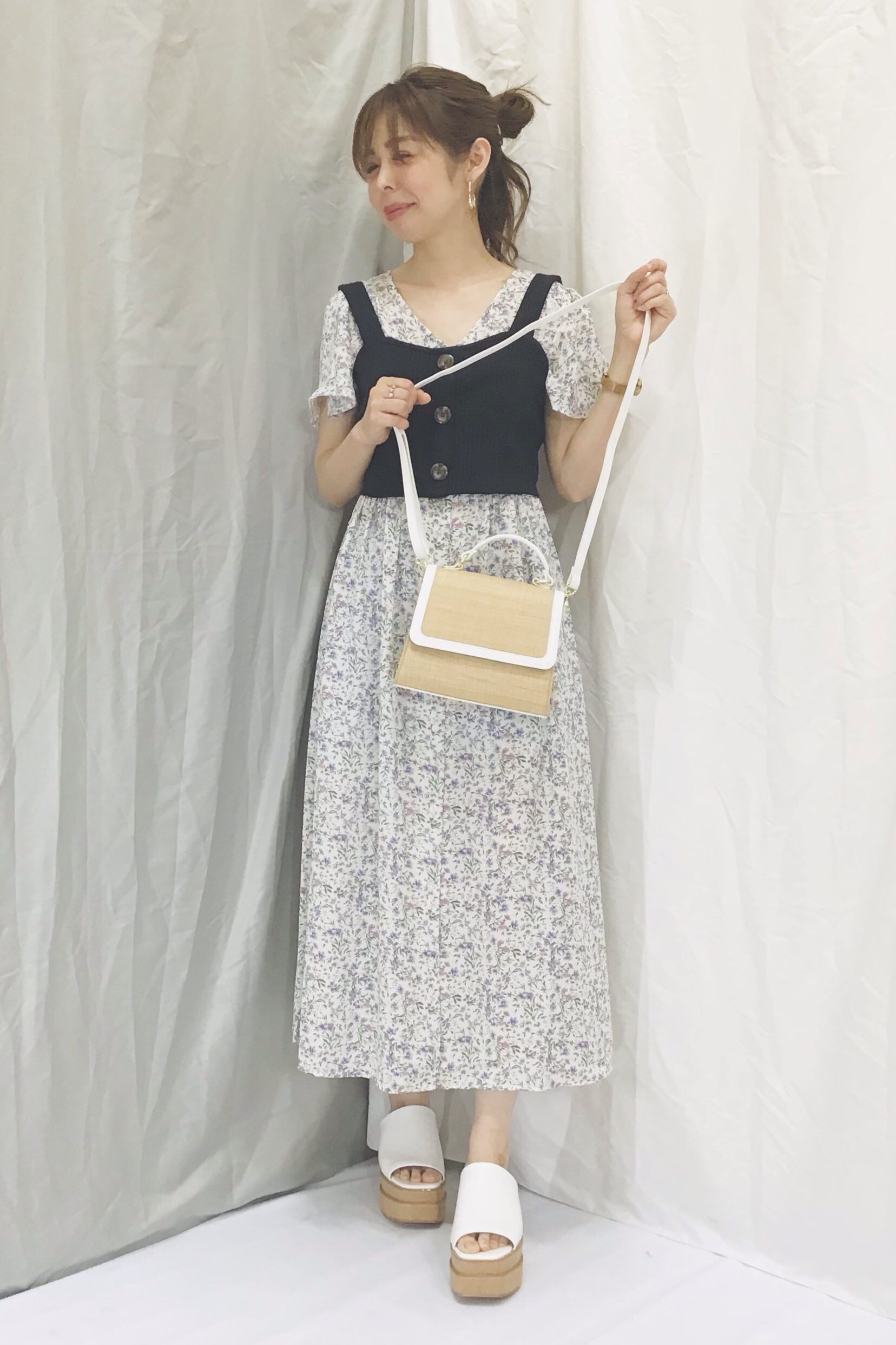 フラワープリントレースアップワンピース 半袖 とフロントボタンビスチェqのコーデ Gu公式 Styling Book