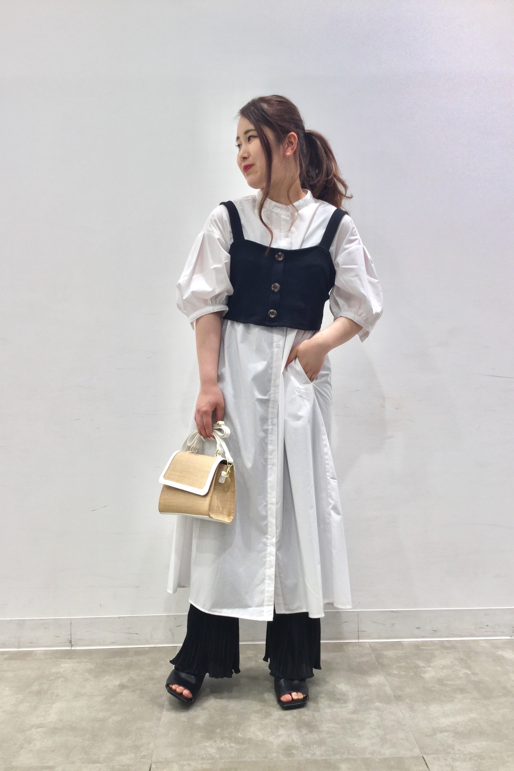 バンドカラーシャツワンピース 5分袖 Qとフロントボタンビスチェqのコーデ Gu公式 Styling Book