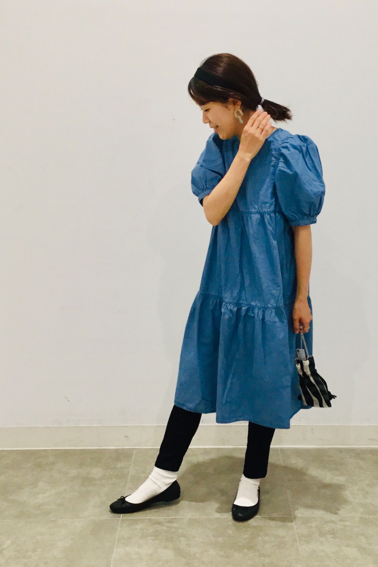 デニムティアードワンピース 5分袖 Qとクロップドレギンスパンツのコーデ Gu公式 Styling Book