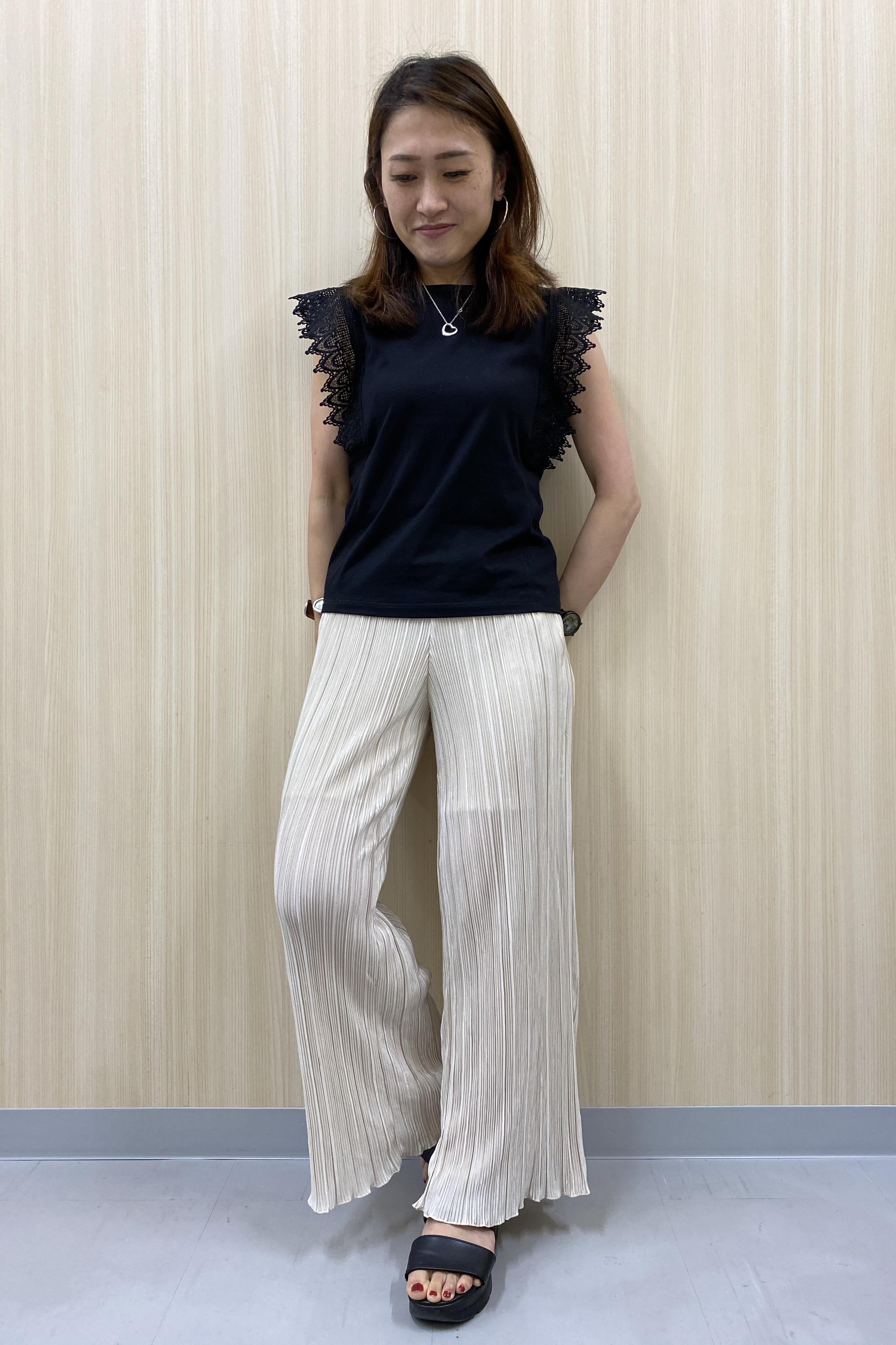 レーストリムデザインt ノースリーブ とランダムプリーツドローストリングパンツのコーデ Gu公式 Styling Book