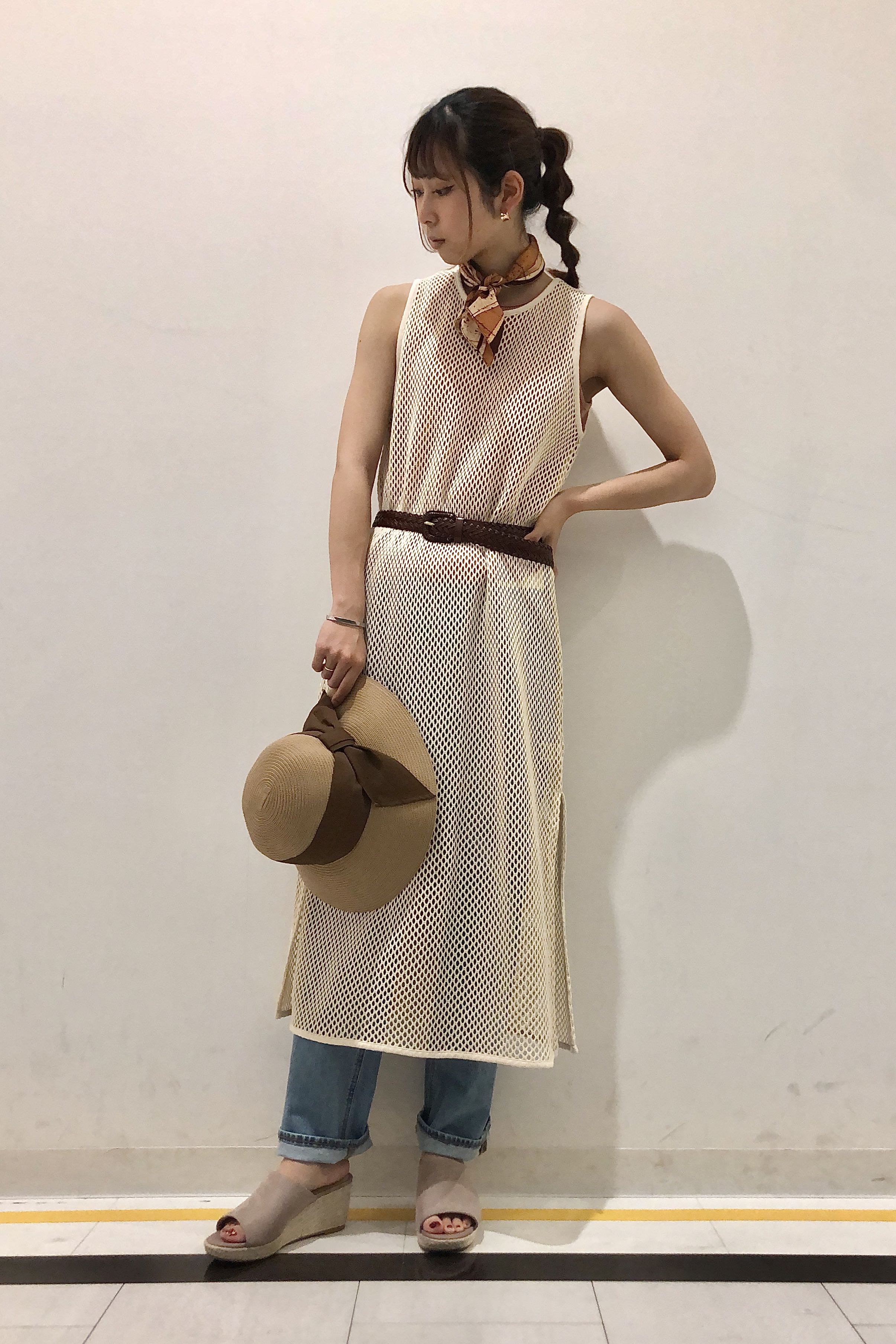メッシュワンピース ノースリーブ とアメリカンスリーブタンクトップのコーデ Gu公式 Styling Book