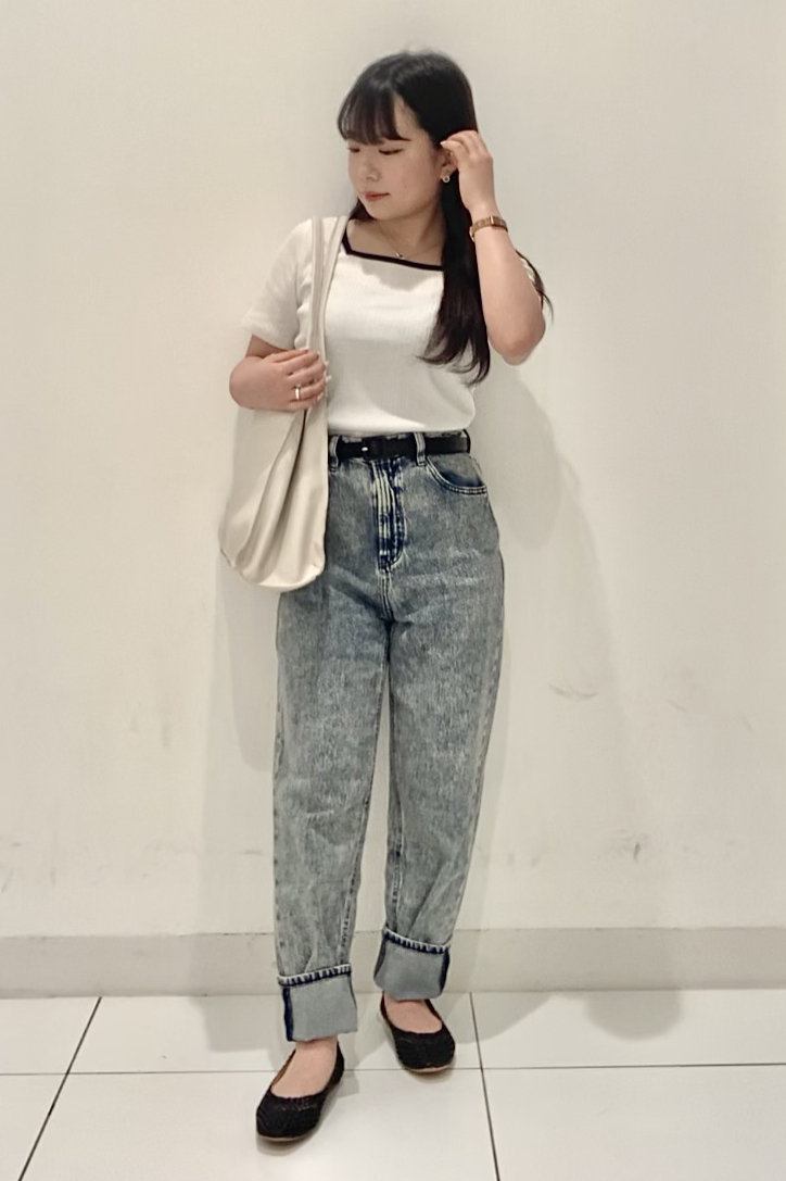 バイカラーコンパクトt 半袖 とハイウエストマムジーンズのコーデ Gu公式 Styling Book