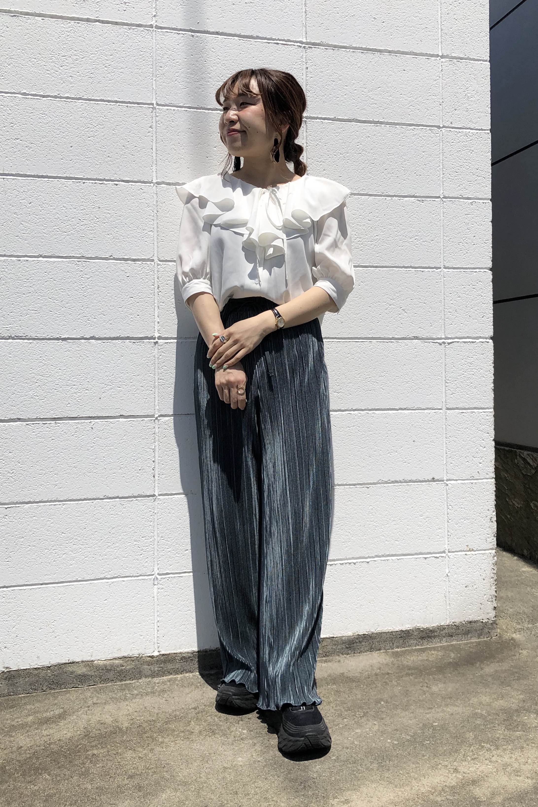 ビッグラッフルブラウス 5分袖 Qとランダムプリーツドローストリングパンツのコーデ Gu公式 Styling Book