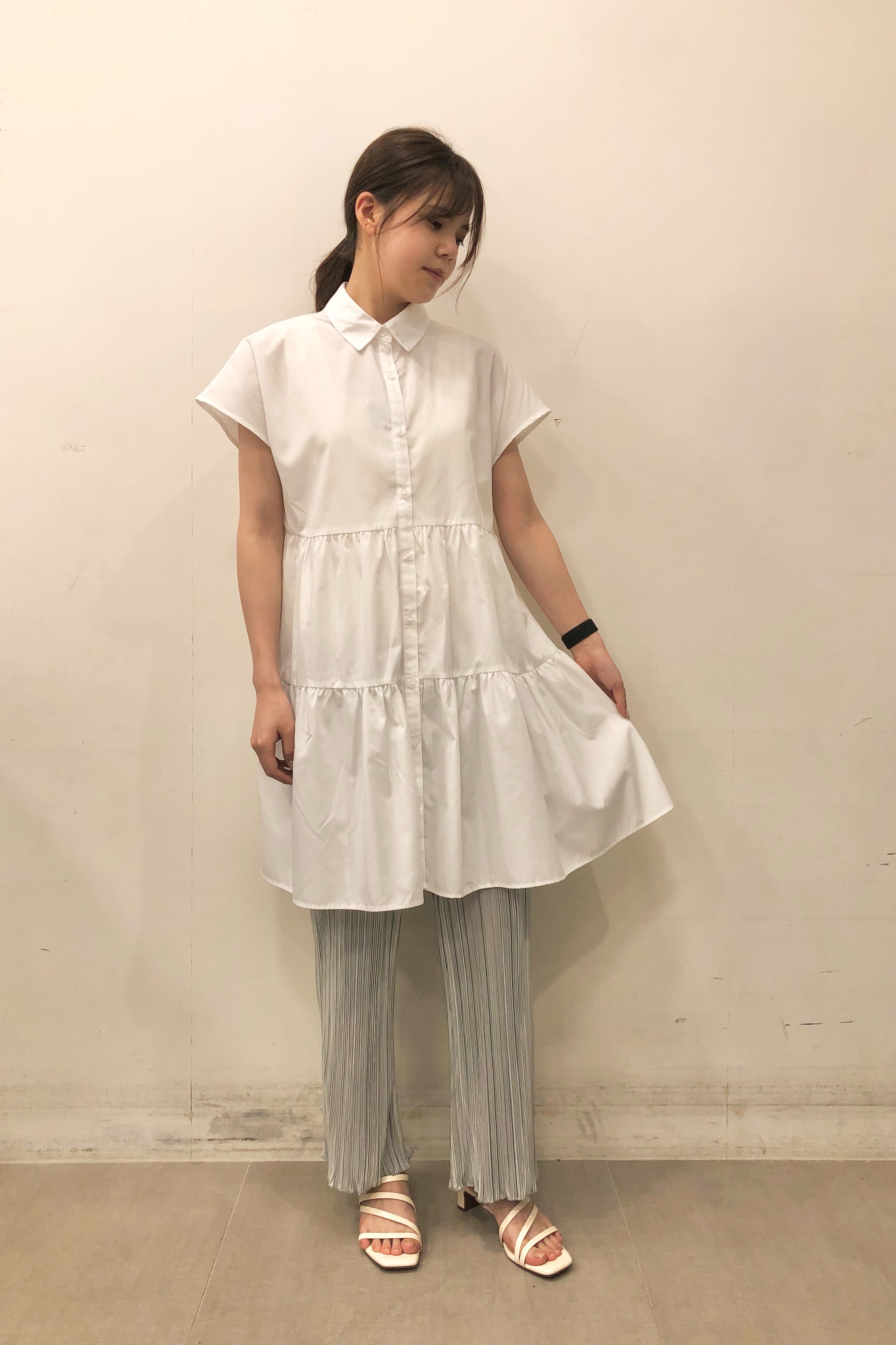 ティアードミニシャツワンピース 半袖 とリブスクエアネックニットタンクトップのコーデ Gu公式 Styling Book