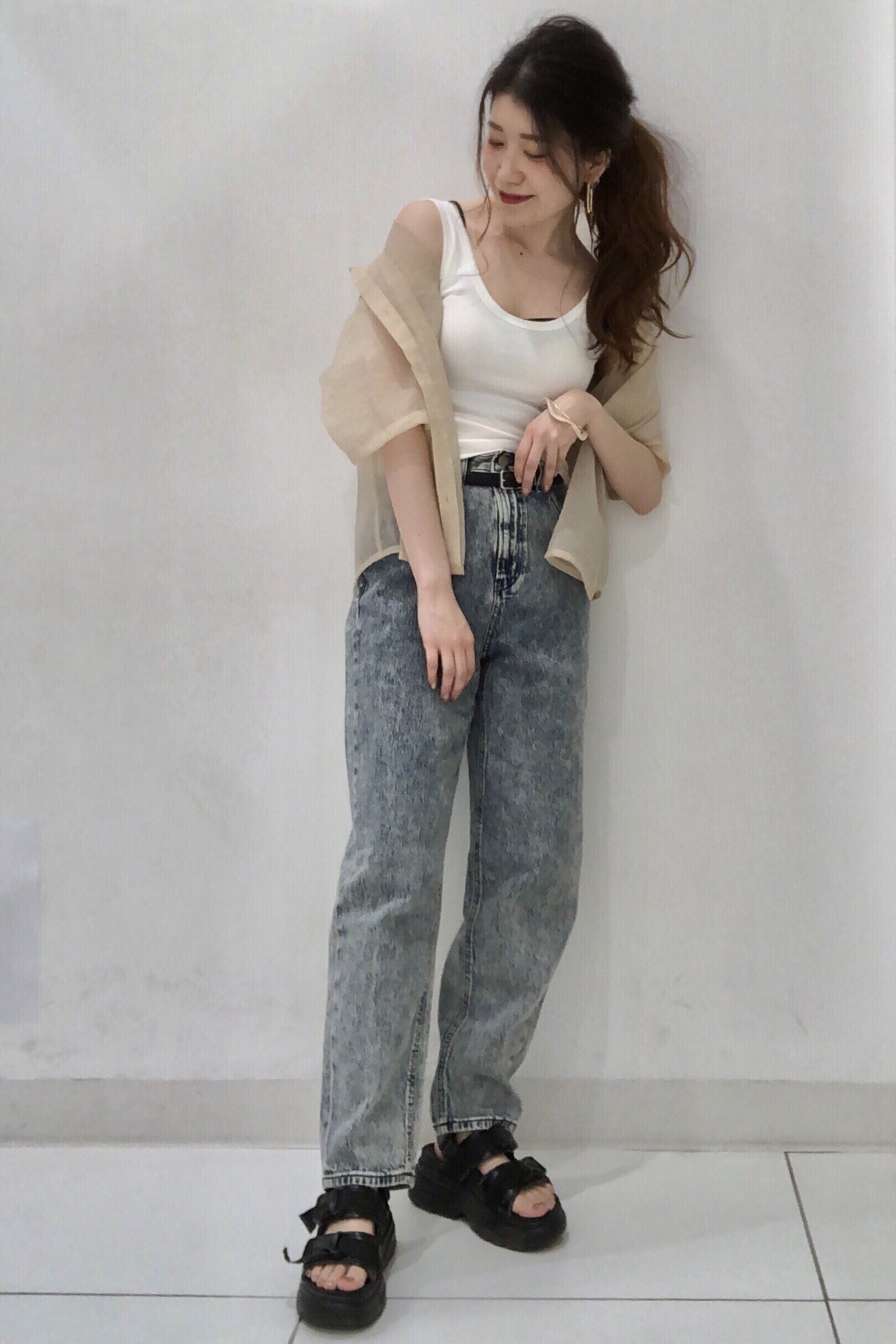 シアーオーバーサイズシャツ 5分袖 とハイウエストマムジーンズのコーデ Gu公式 Styling Book