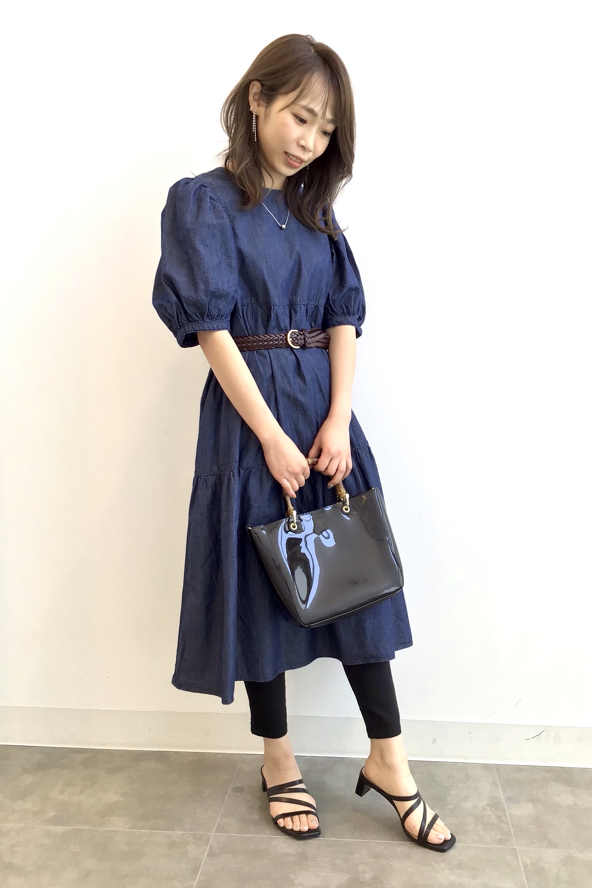 デニムティアードワンピース 5分袖 Qとクロップドレギンスパンツのコーデ Gu公式 Styling Book