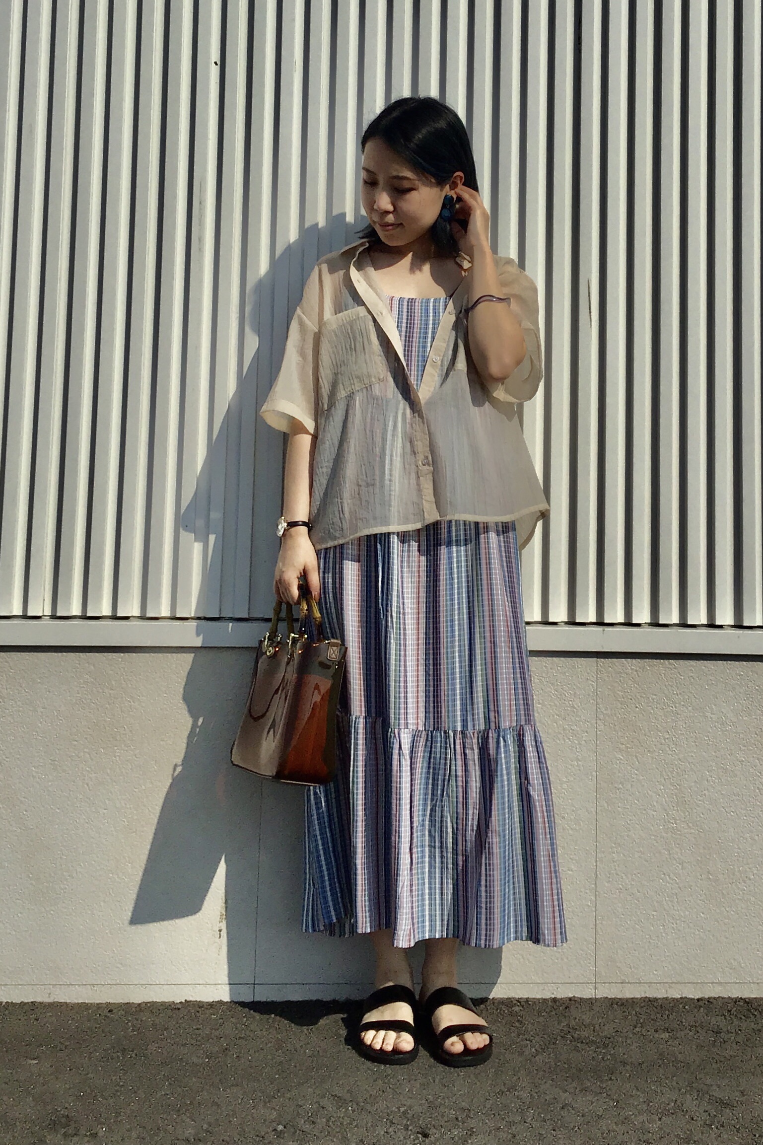 マルチストライプキャミソールワンピースsd Eとシアーオーバーサイズシャツ 5分袖 のコーデ Gu公式 Styling Book