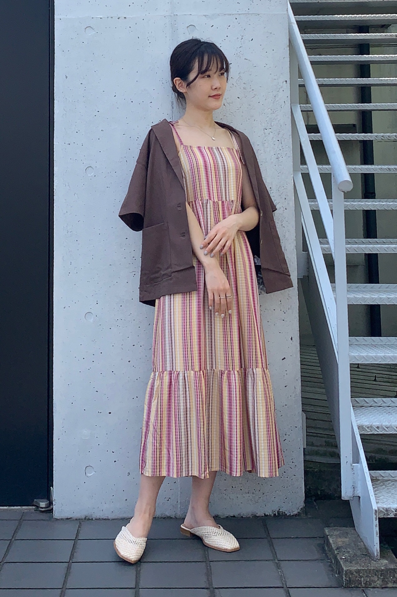 マルチストライプキャミソールワンピースsd Eとライトオーバーサイズシャツジャケット 5分袖 セットアップ可能 のコーデ Gu公式 Styling Book