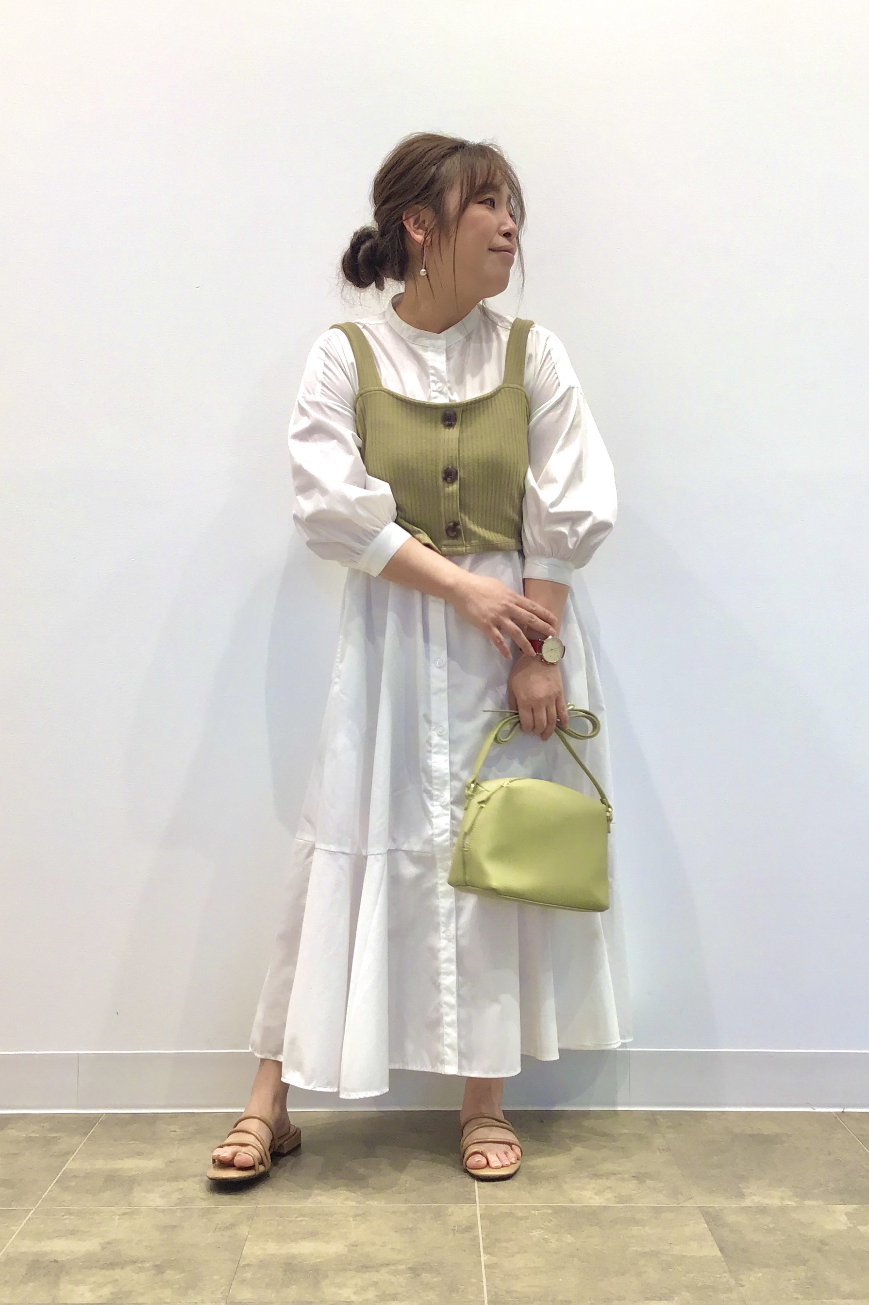バンドカラーシャツワンピース 7分袖 とフロントボタンビスチェqのコーデ Gu公式 Styling Book