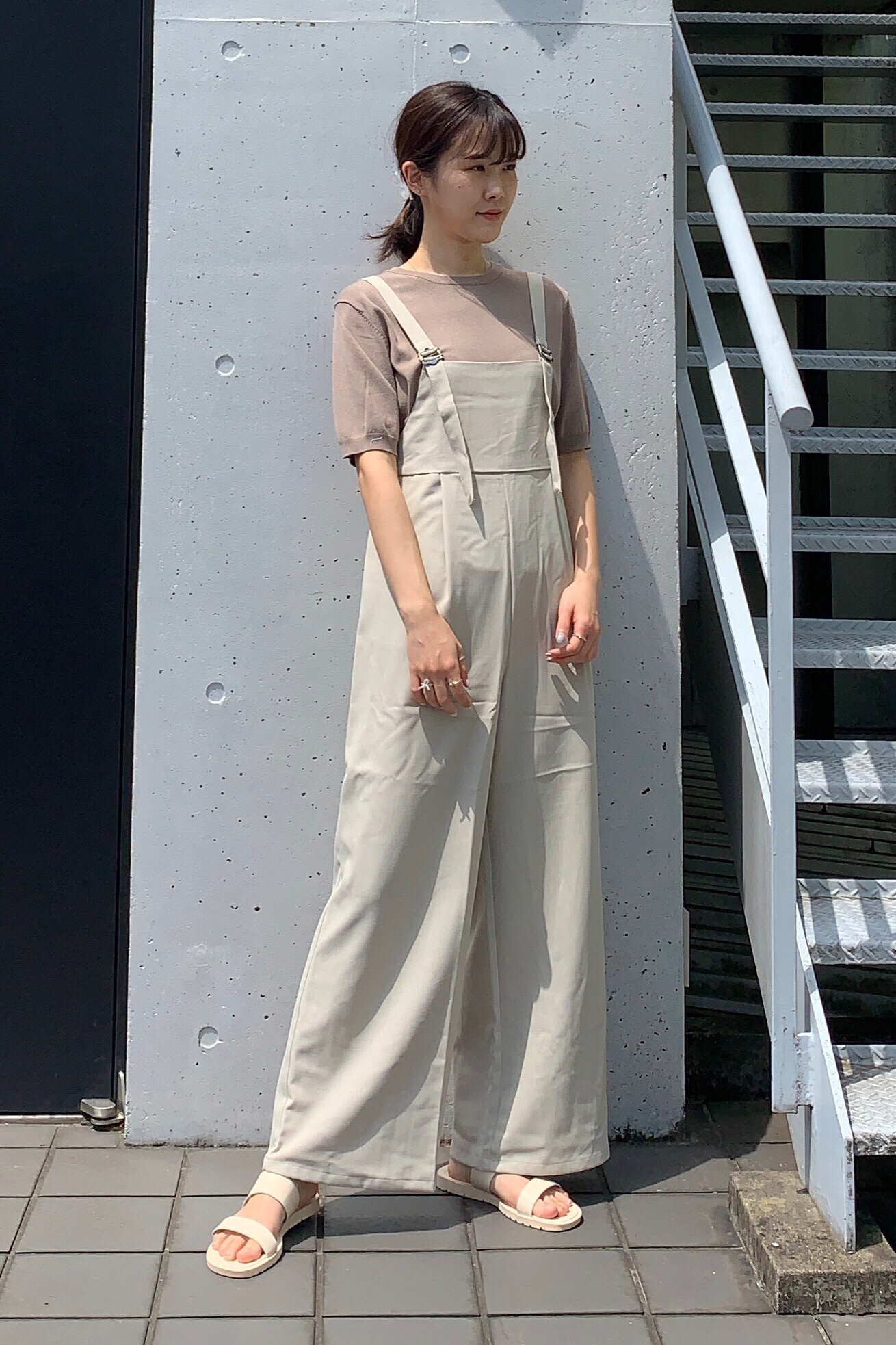 バックル付きサロペットワイドパンツとクルーネックセーター 半袖 のコーデ Gu公式 Styling Book