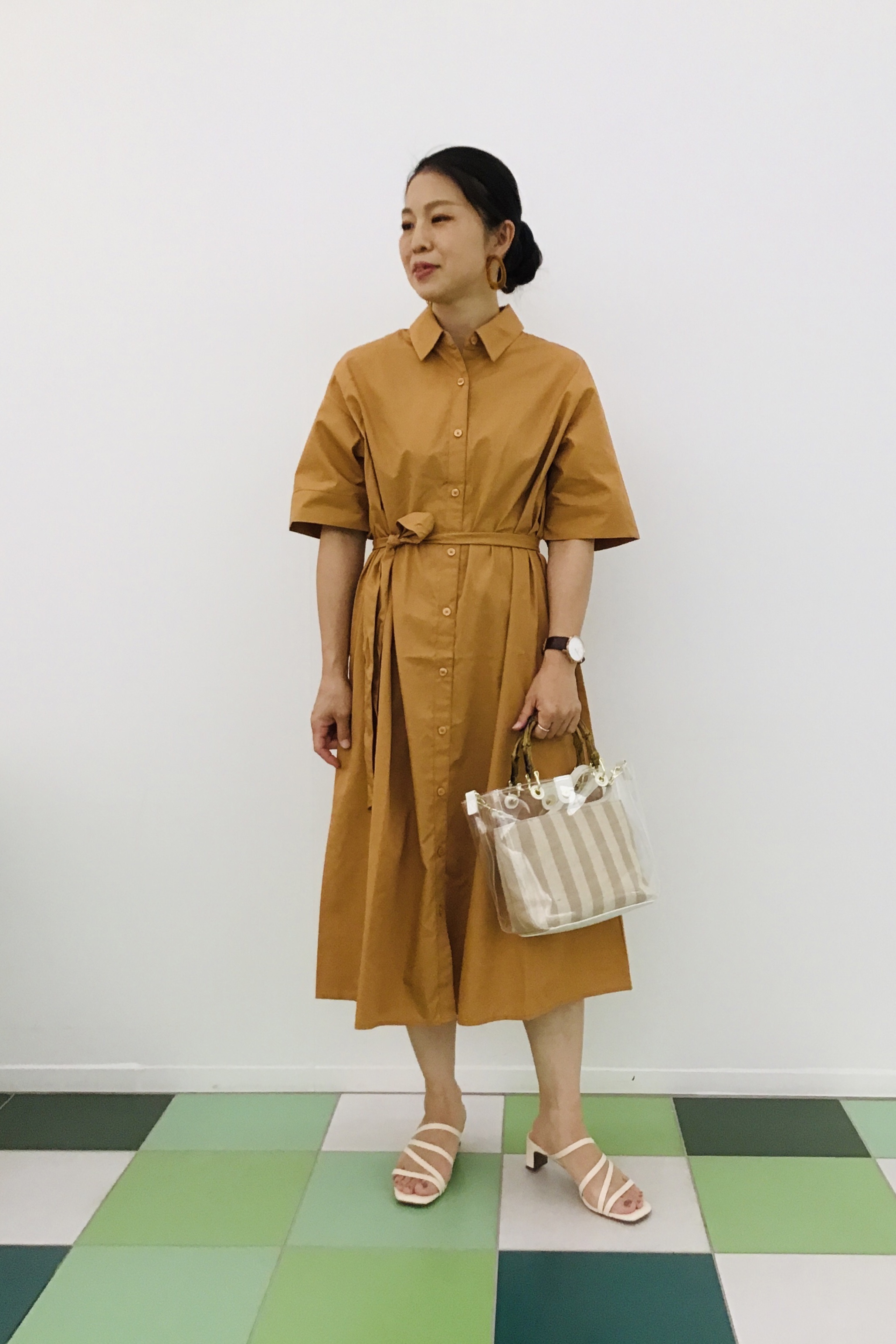 シャツワンピース 5分袖 Z Eとバンブーハンドルクリアトートバッグのコーデ Gu公式 Styling Book