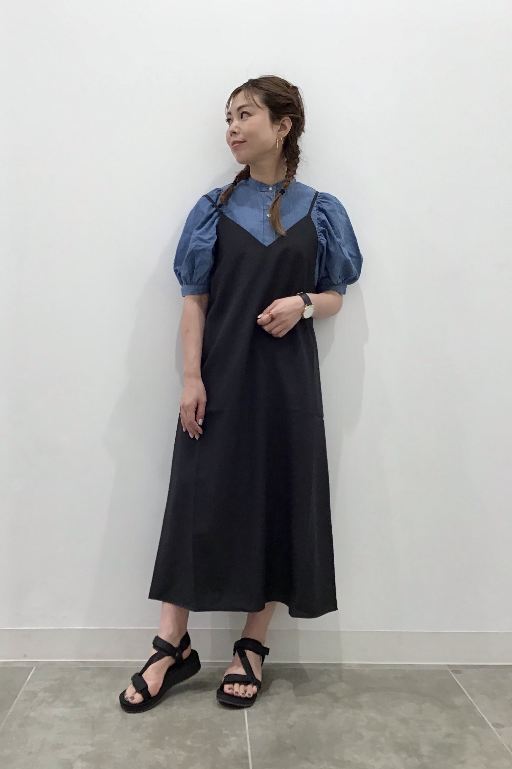 Vネックキャミソールワンピースとデニムボリュームスリーブブラウス 5分袖 Qのコーデ Gu公式 Styling Book