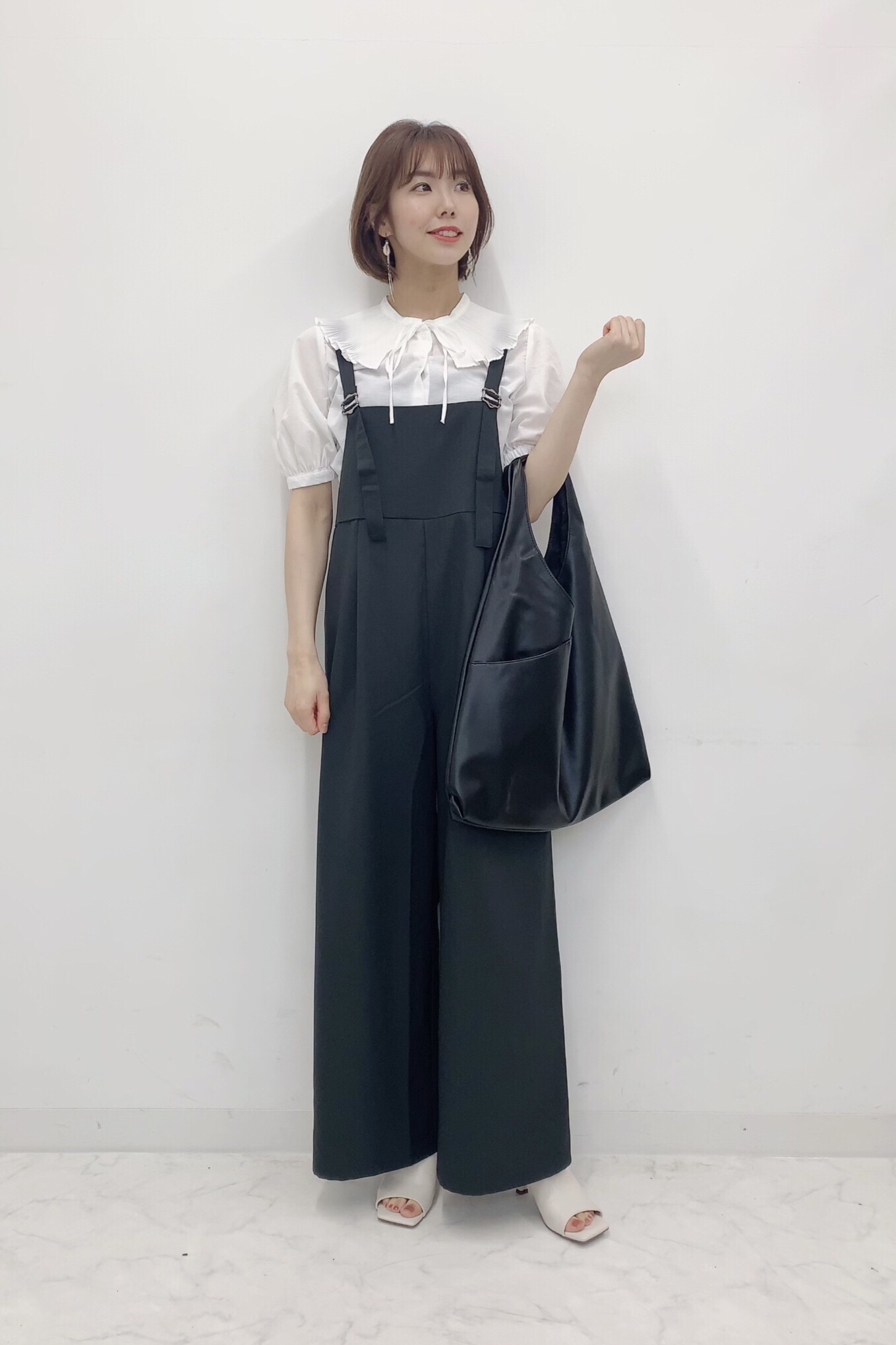 バックル付きサロペットワイドパンツとプリーツカラーブラウス 5分袖 Qのコーデ Gu公式 Styling Book