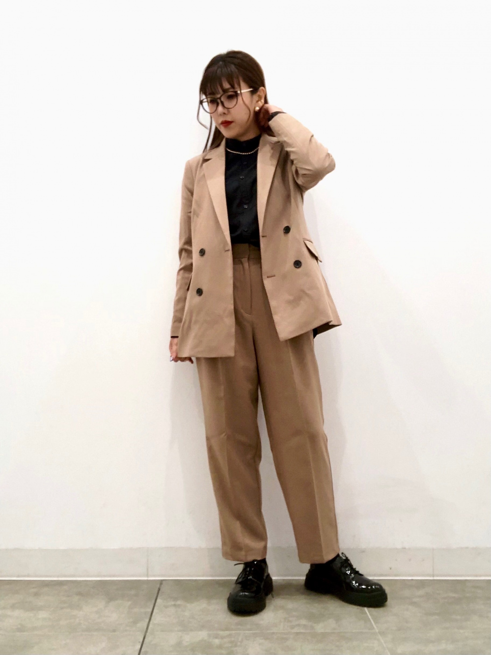 ツータックワイドテーパードパンツ(セットアップ可能)」の着用