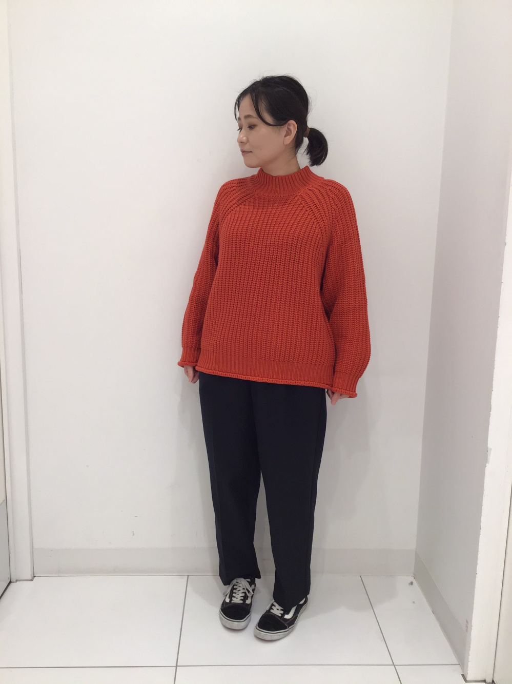 ツータックワイドテーパードパンツ(セットアップ可能)」の着用